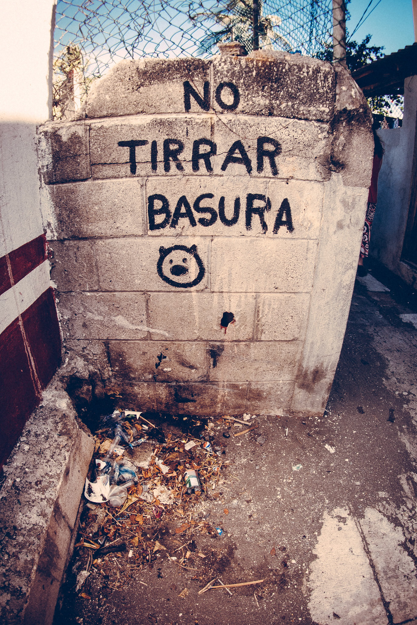 "No littering" -- oh, the irony!