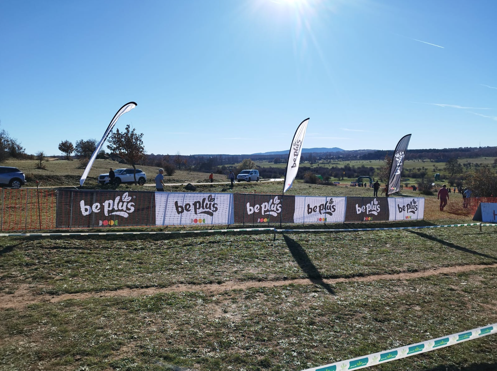 Be Plus vallas y banderolas