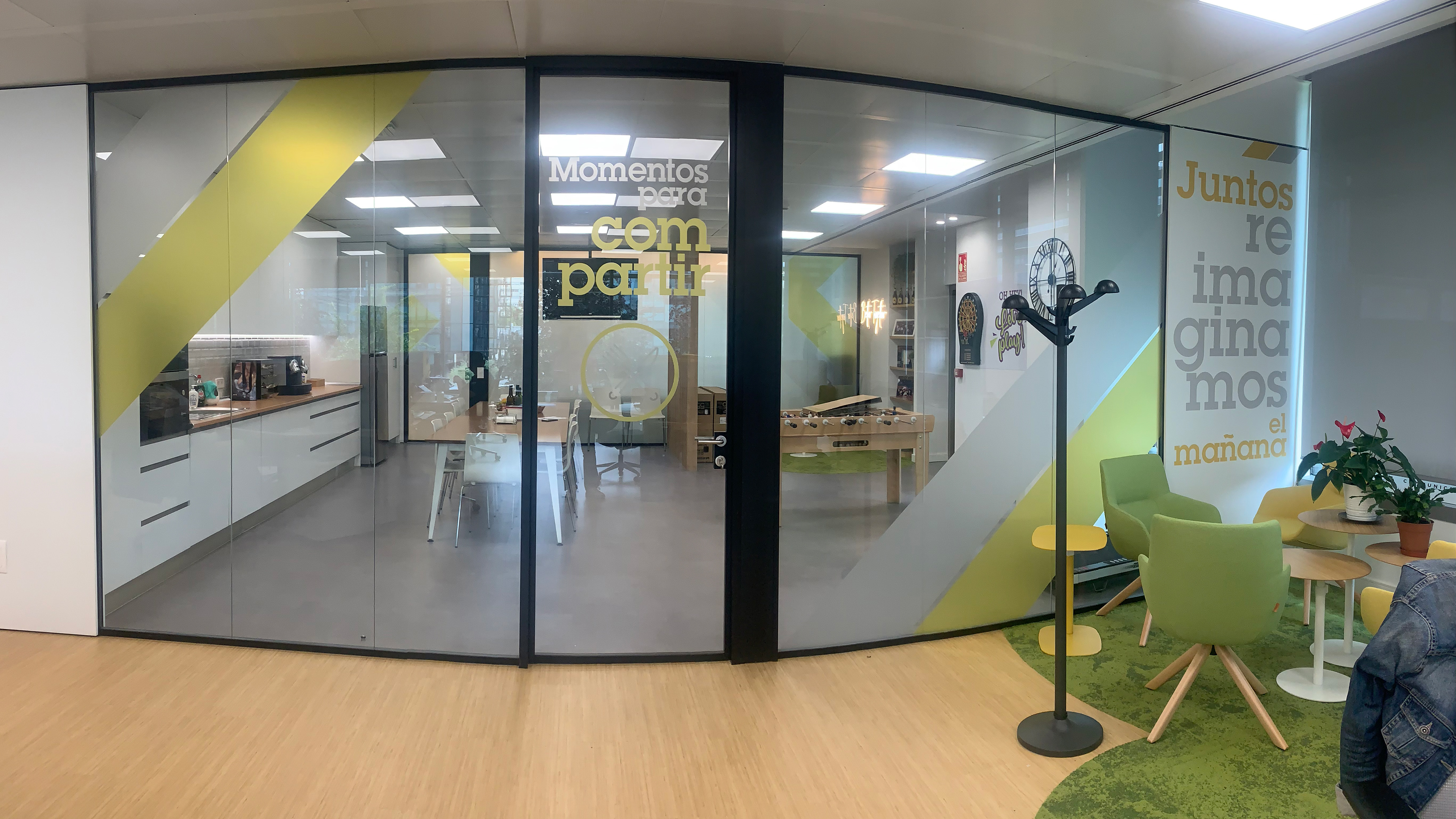 Decoración oficinas de AXIs en Madrid