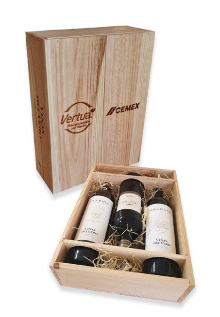 Envase de madera con una selección de vinos vinos. Obsequio de Vertua y Cemex