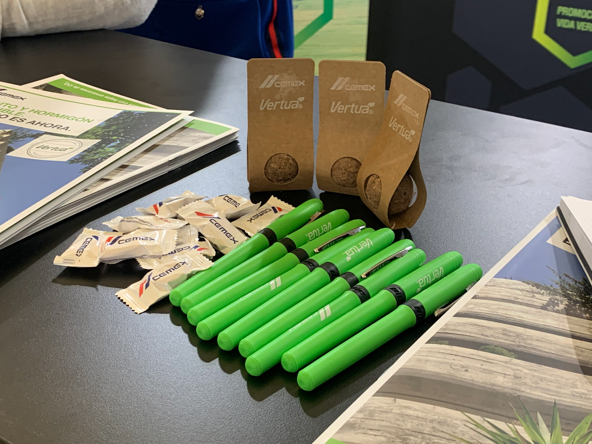 Plantas, bolígrafos, caramelos y folletos CEMEX