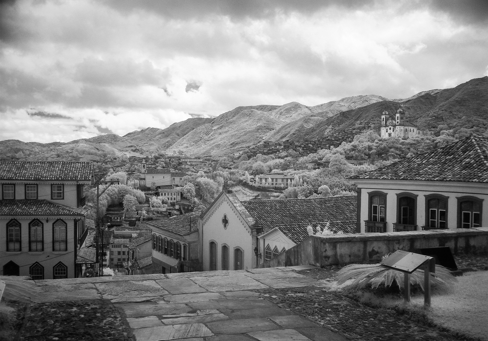 (5.2) Adro da igreja de Nossa Senhora do Carmo; Douglas Lambert (2015)