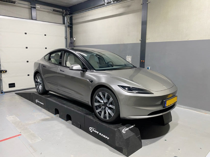 carwrap - aluminium & satin black pillar