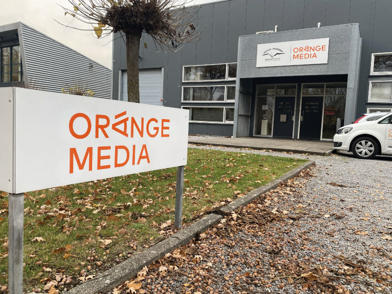 Orange Media - gevel en parkeer bord