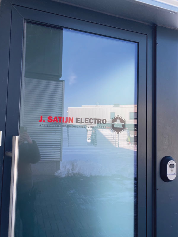 J. Satijn logo en melkglas