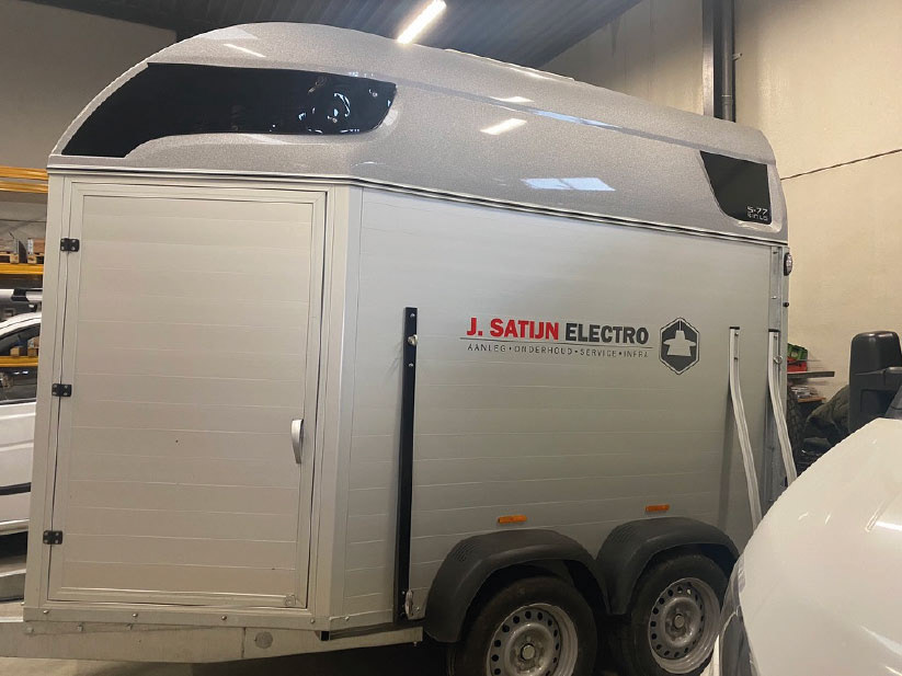 paardentrailer belettering