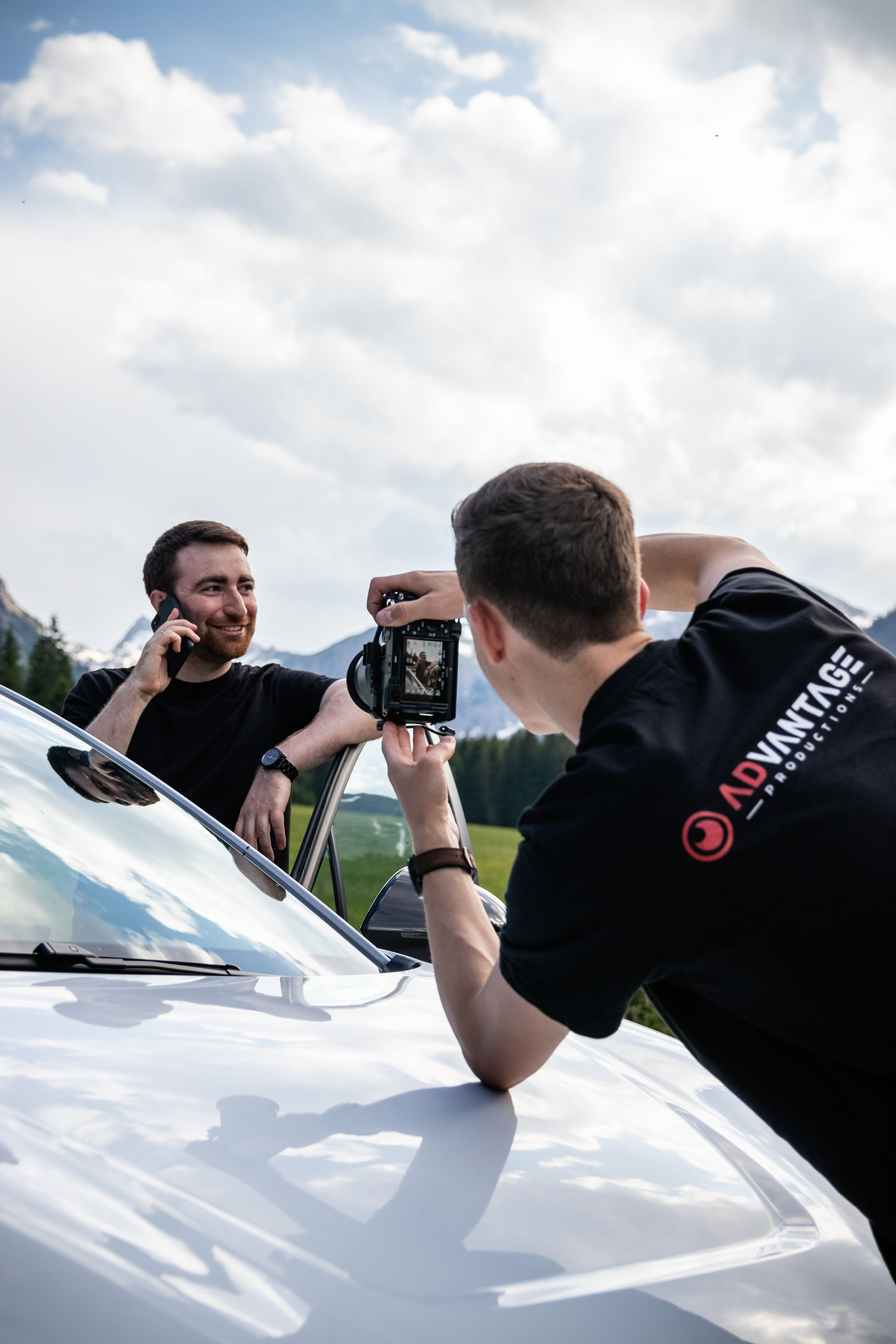 Bitte lächeln! – Authentisches Fotoshooting vor beeindruckender Bergkulisse