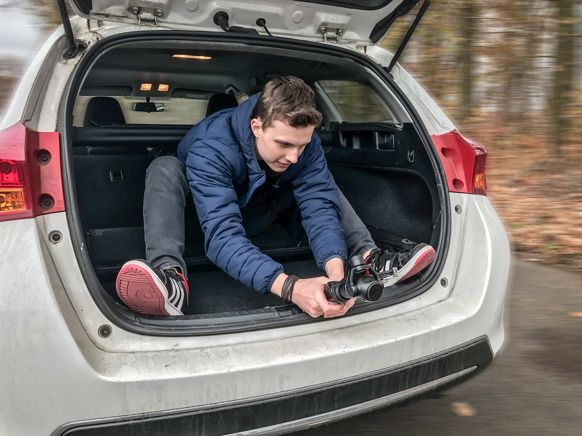 Low-Angle Car Shots – Dynamische Fahraufnahmen aus kreativen Perspektiven