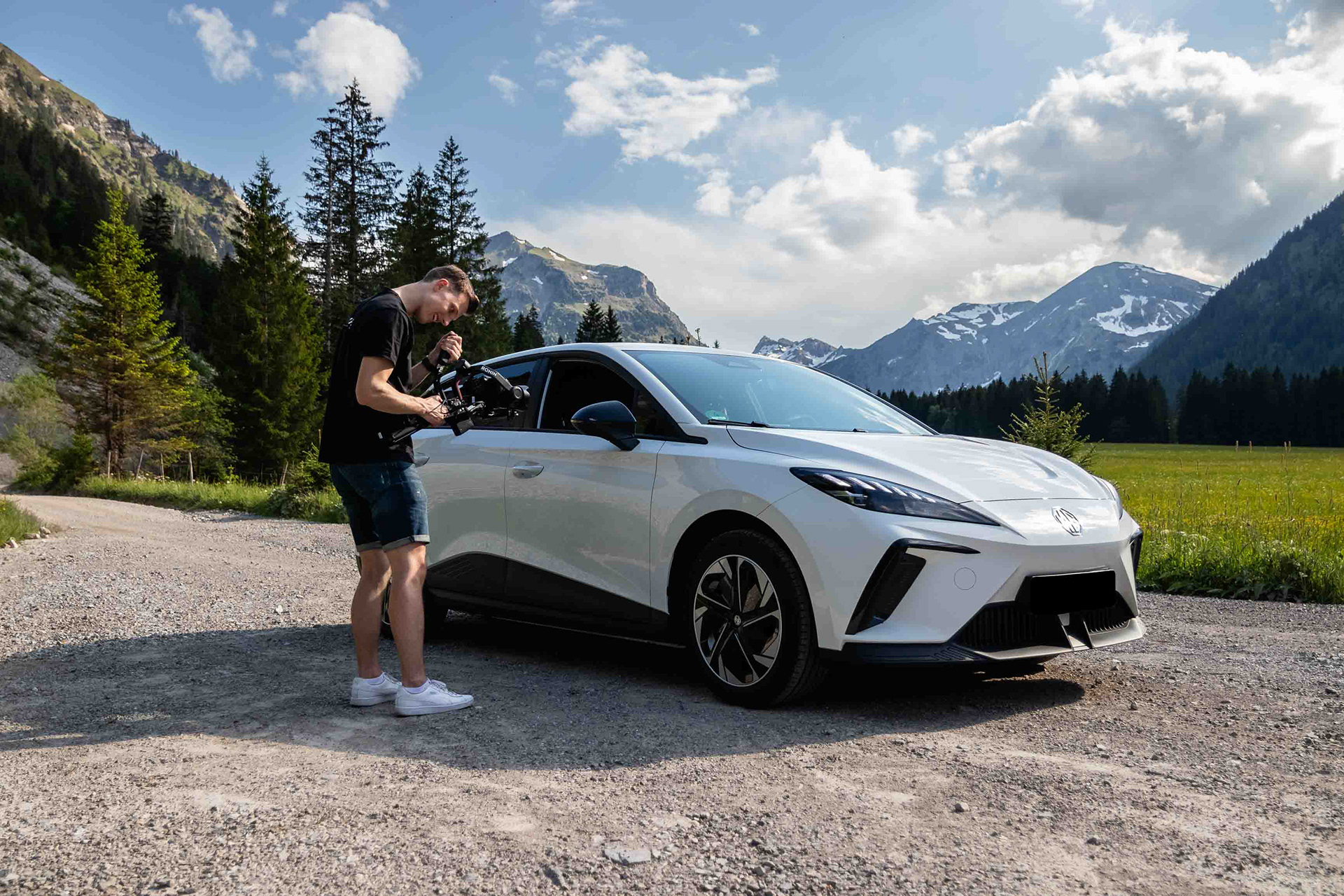 MG4 Electric vor traumhafter Bergkulisse in Tannheim, Österreich