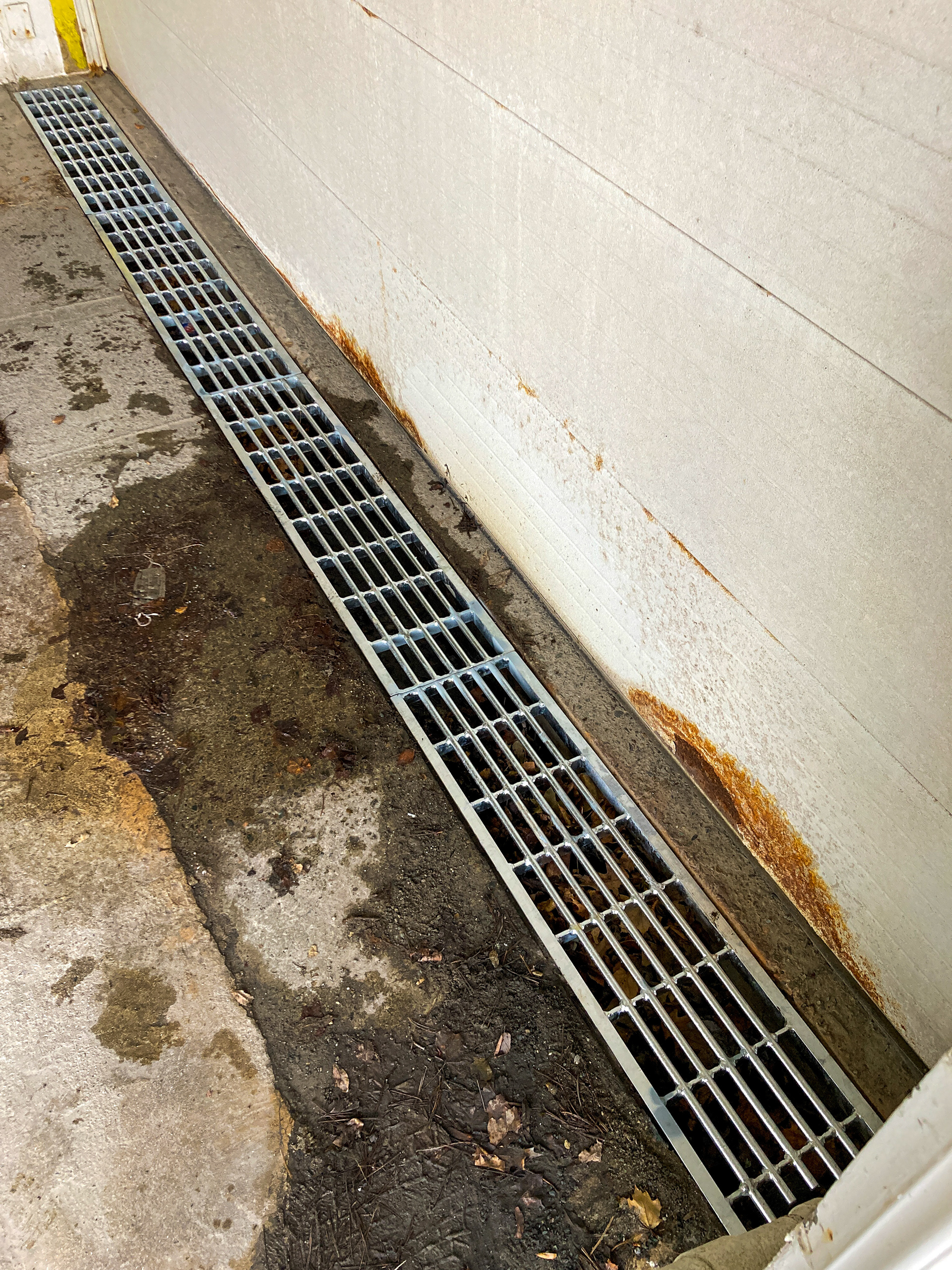 Custom sized galvanized drainage grating