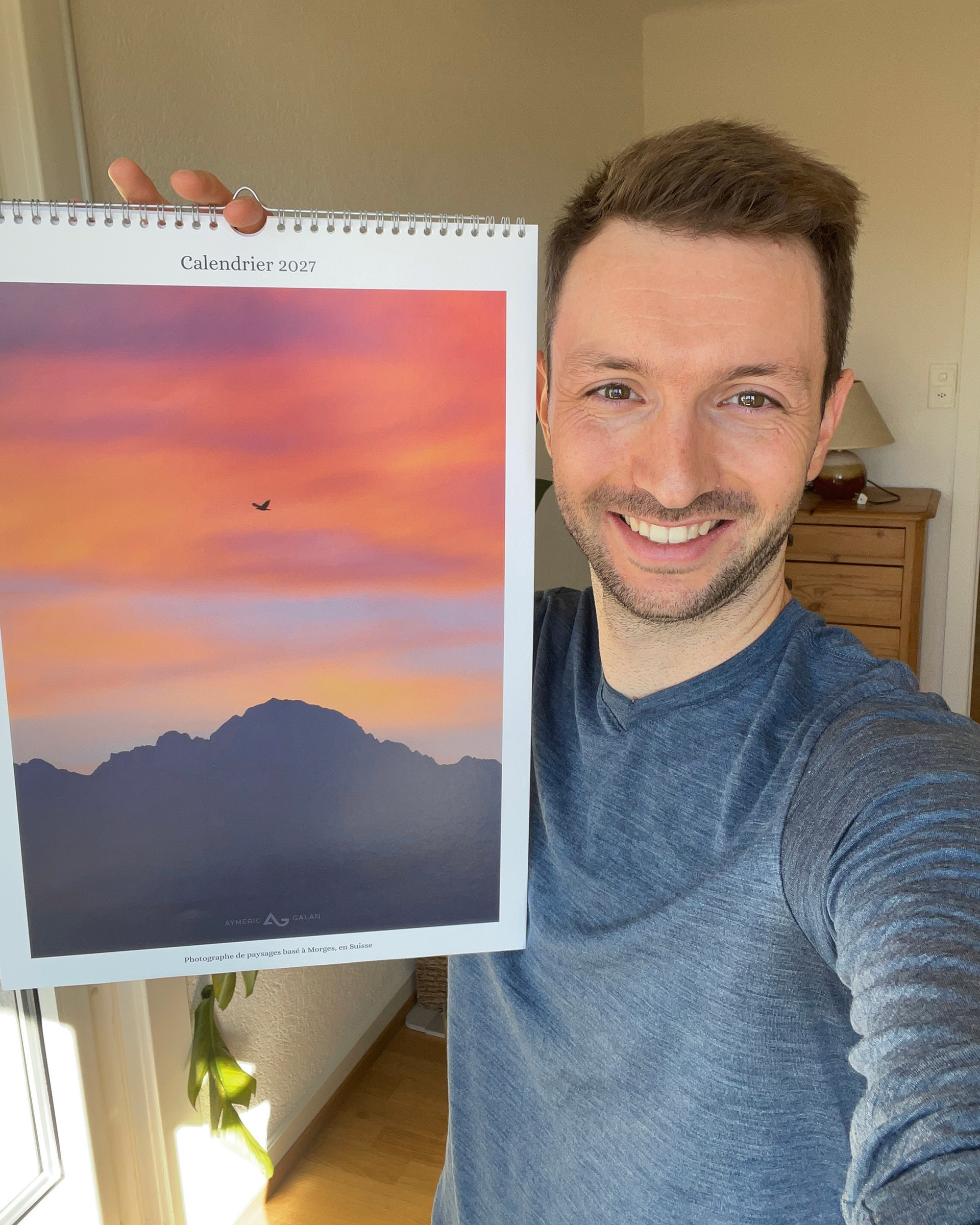 Moi tenant fièrement mon calendrier 2027 !