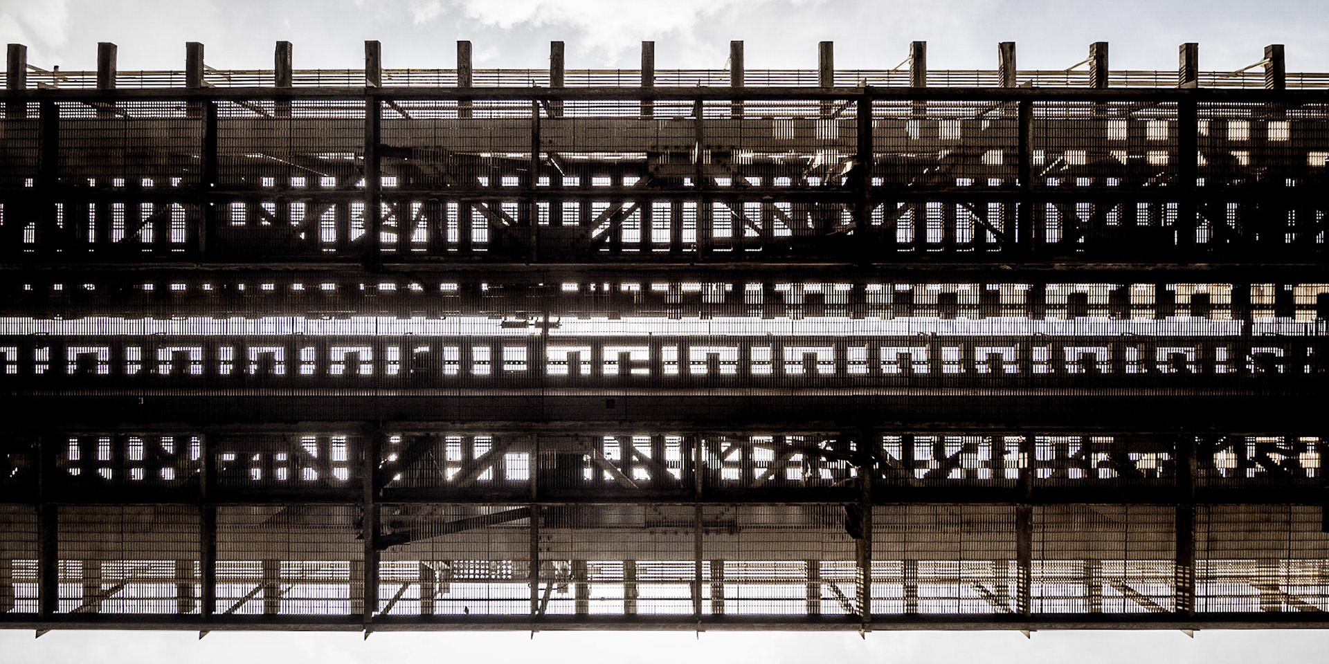 A subway line passes overhead a busy street in Brooklyn