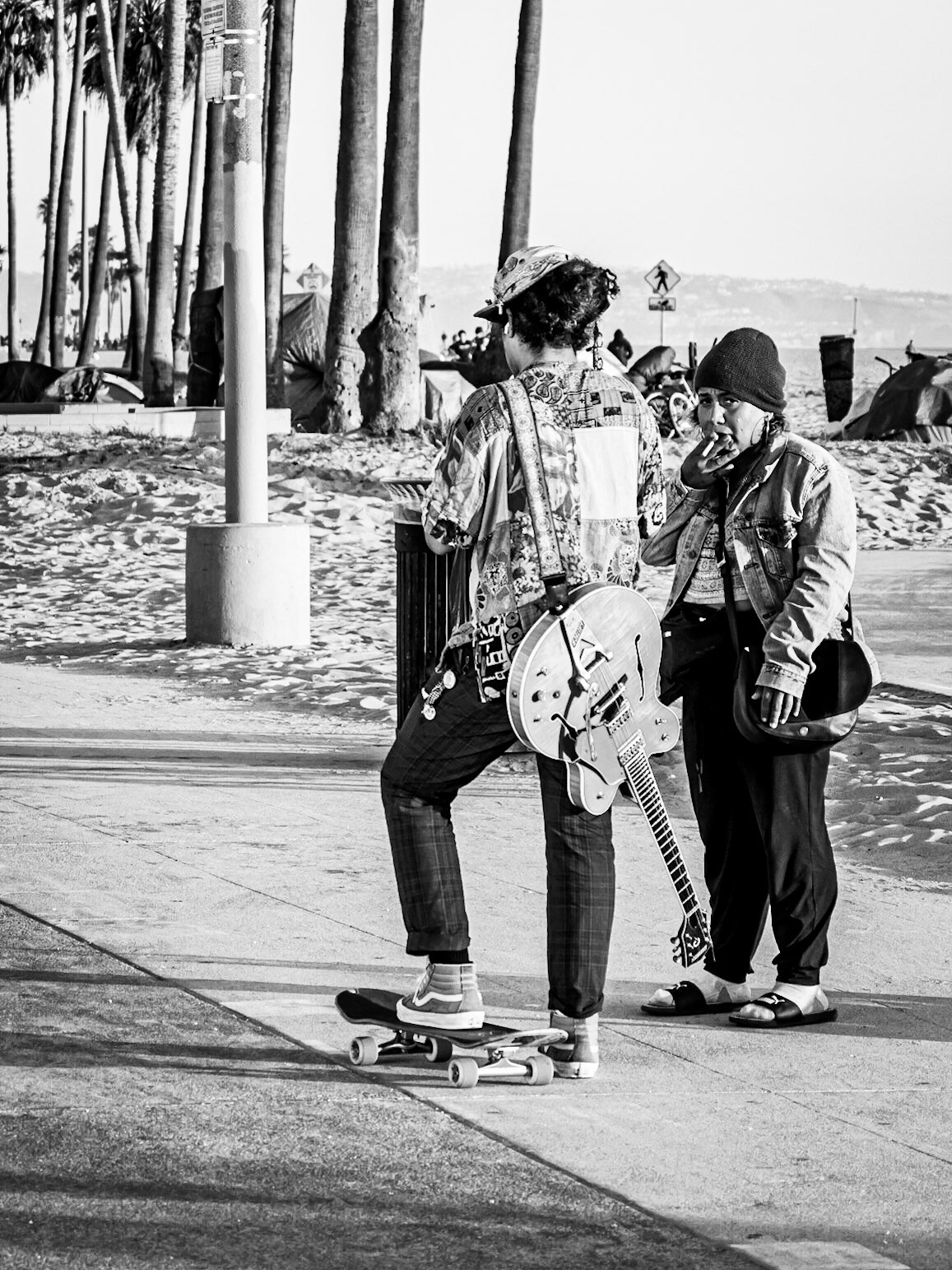A cautious glance from a busking couple on Venice Beach