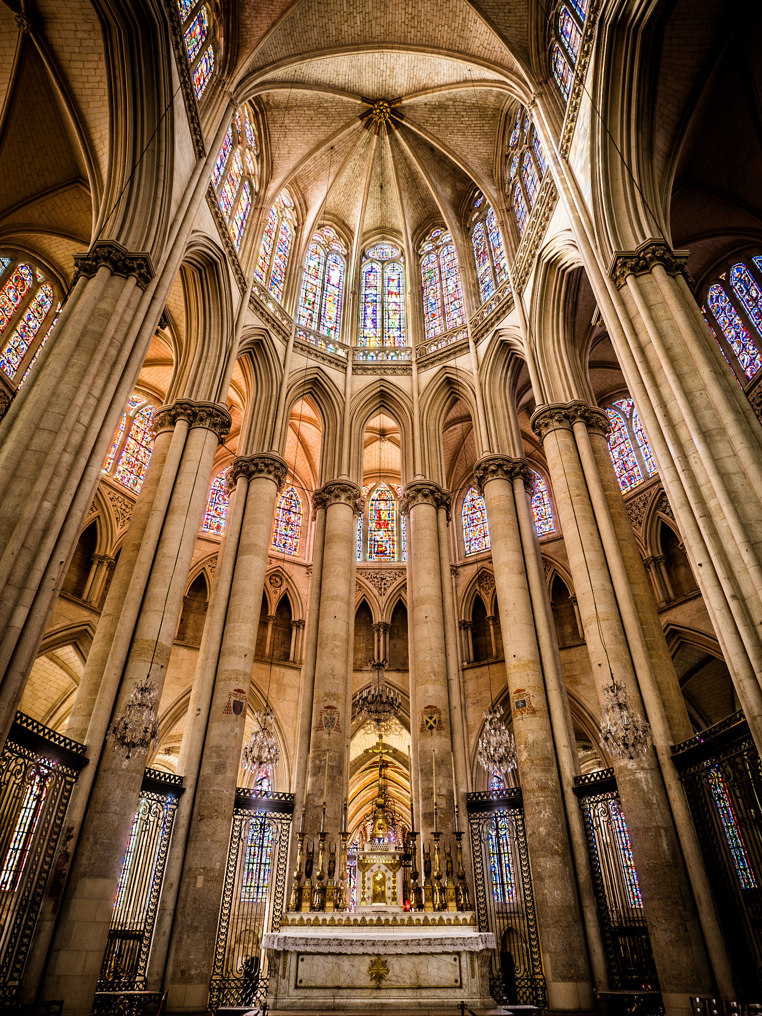 Huge columns tower over the main alter in the Cathederal Saint Julien in Le Mans