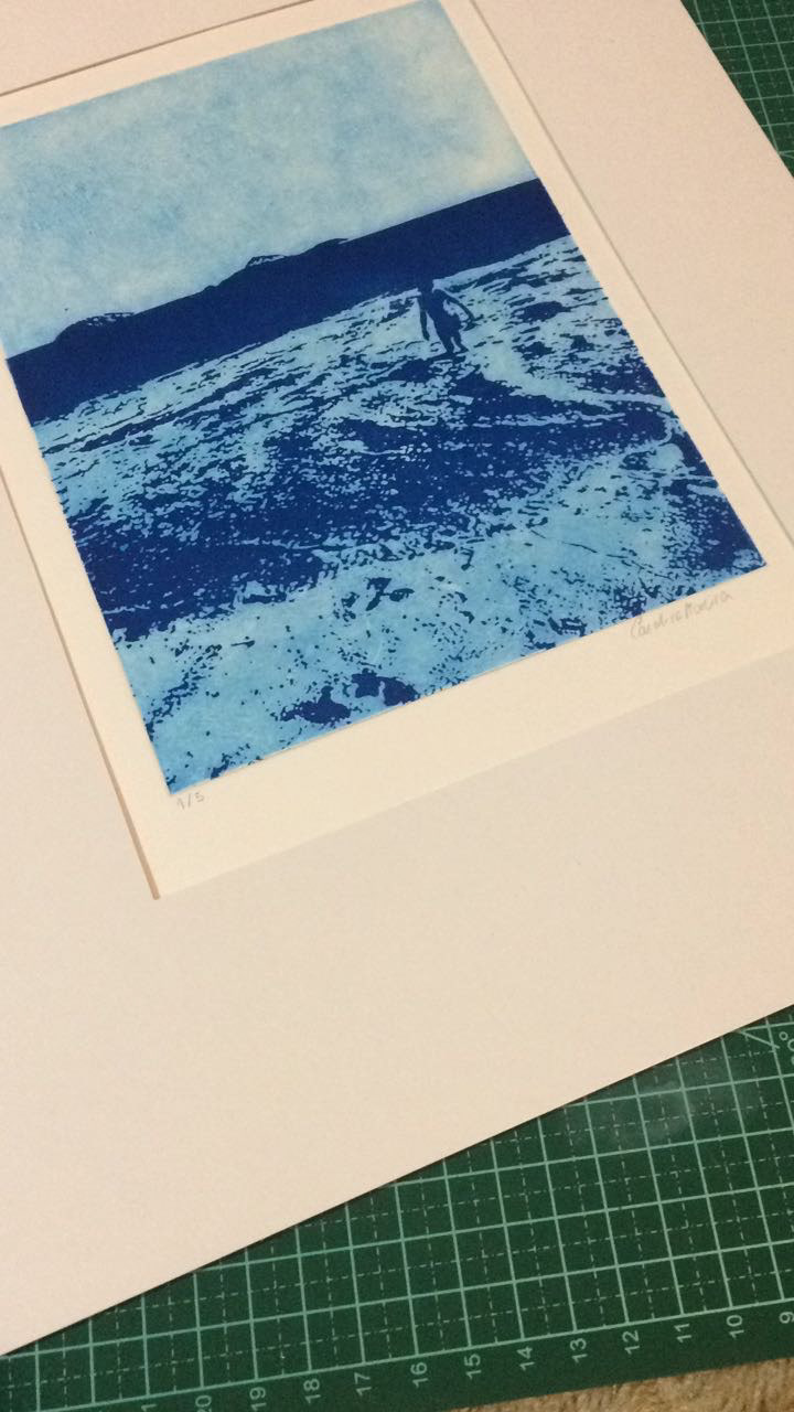 Fotogravura em metal, feita a partir de uma foto que foi transferida para a placa de metal.