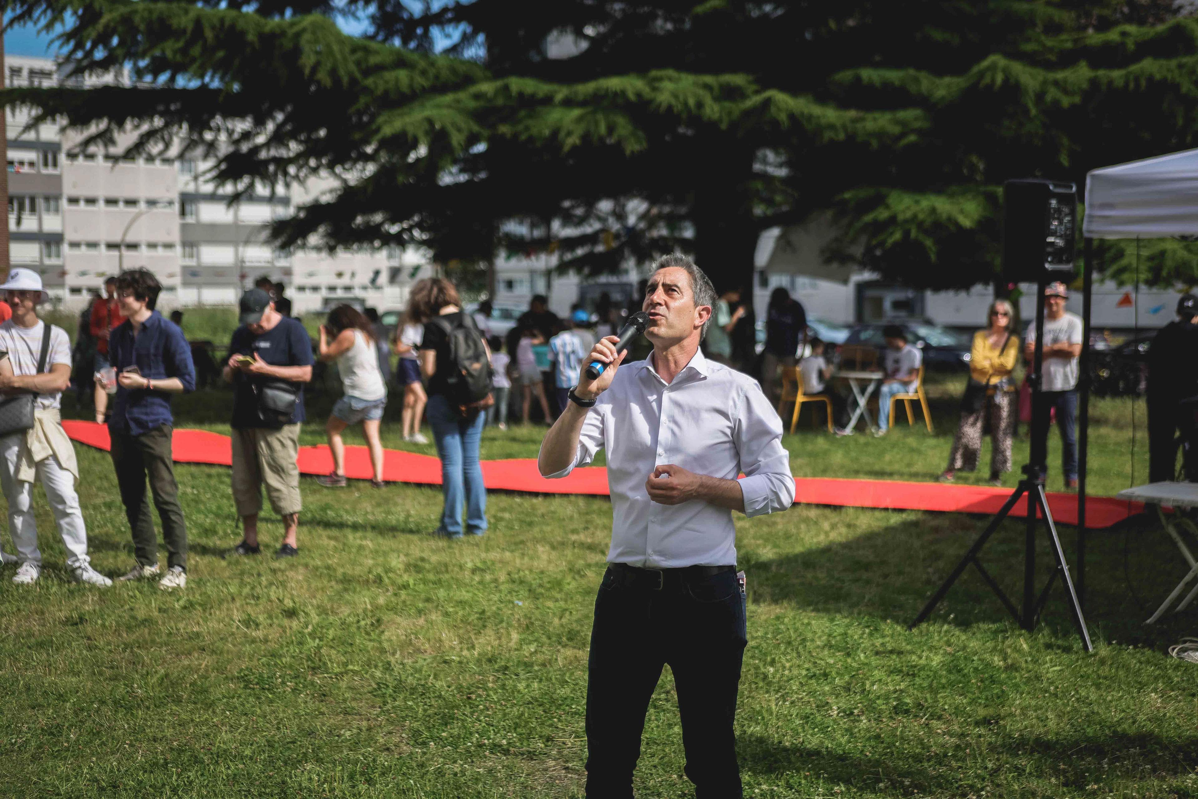 François Ruffin dans les quartiers nord d'Amiens