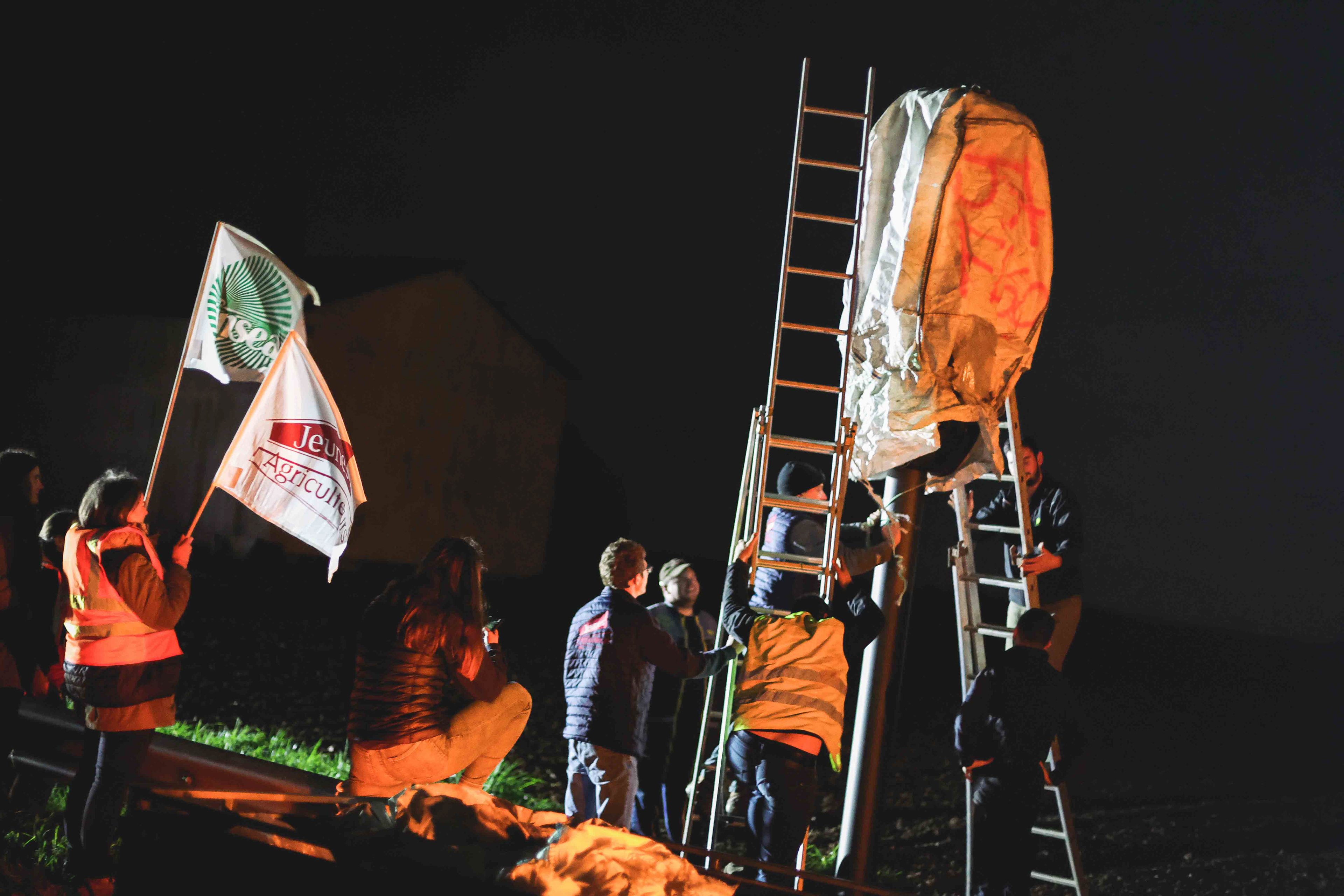 Opération bachage des radars par les jeunes agriculteurs et la FNSEA