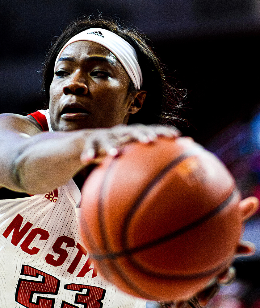 Grace Hunter attempts to save the ball from going out of bounds on Nov. 11, 2018.