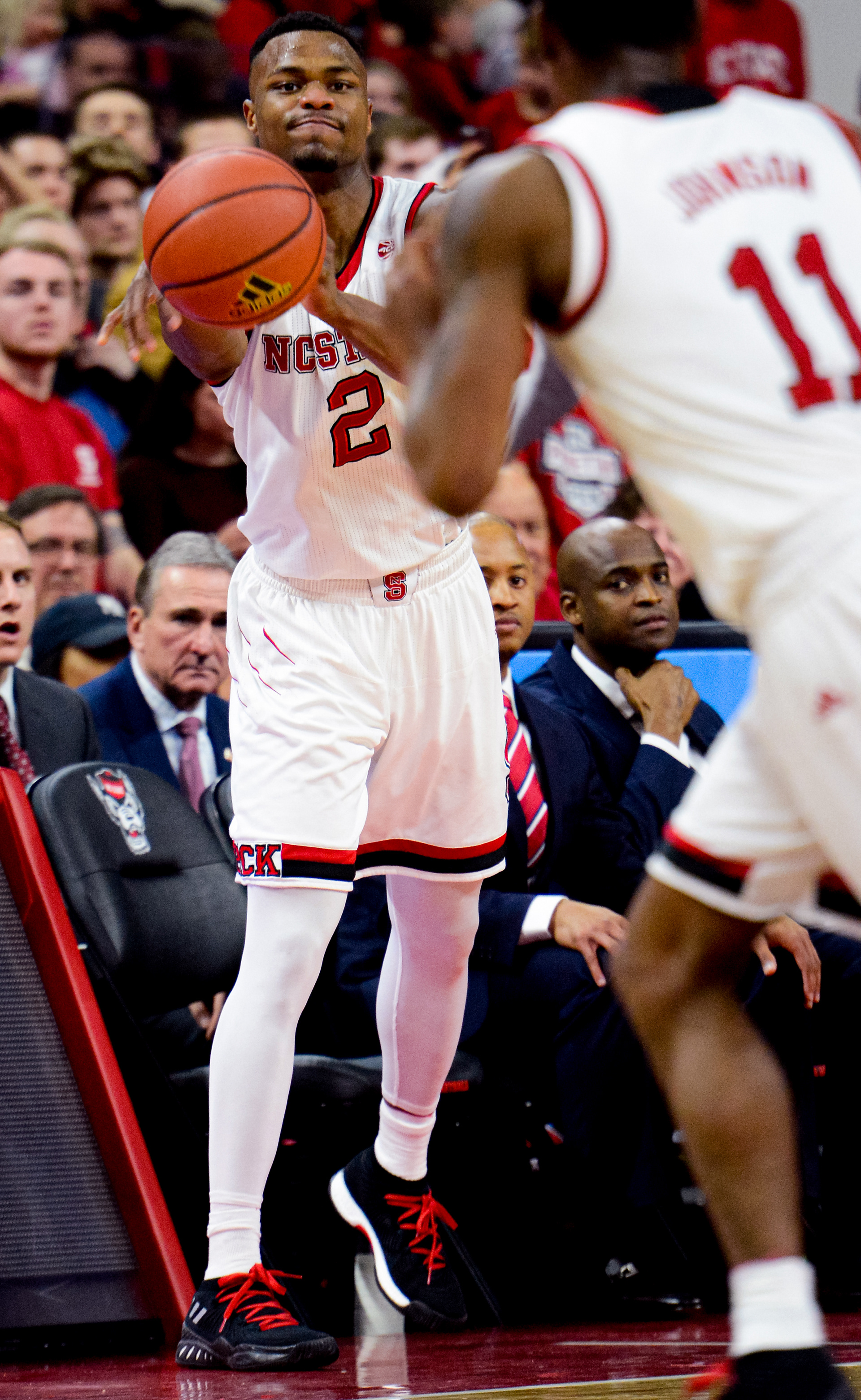 Torin Dorn passes to Markell Johnson on Jan. 18, 2018. 