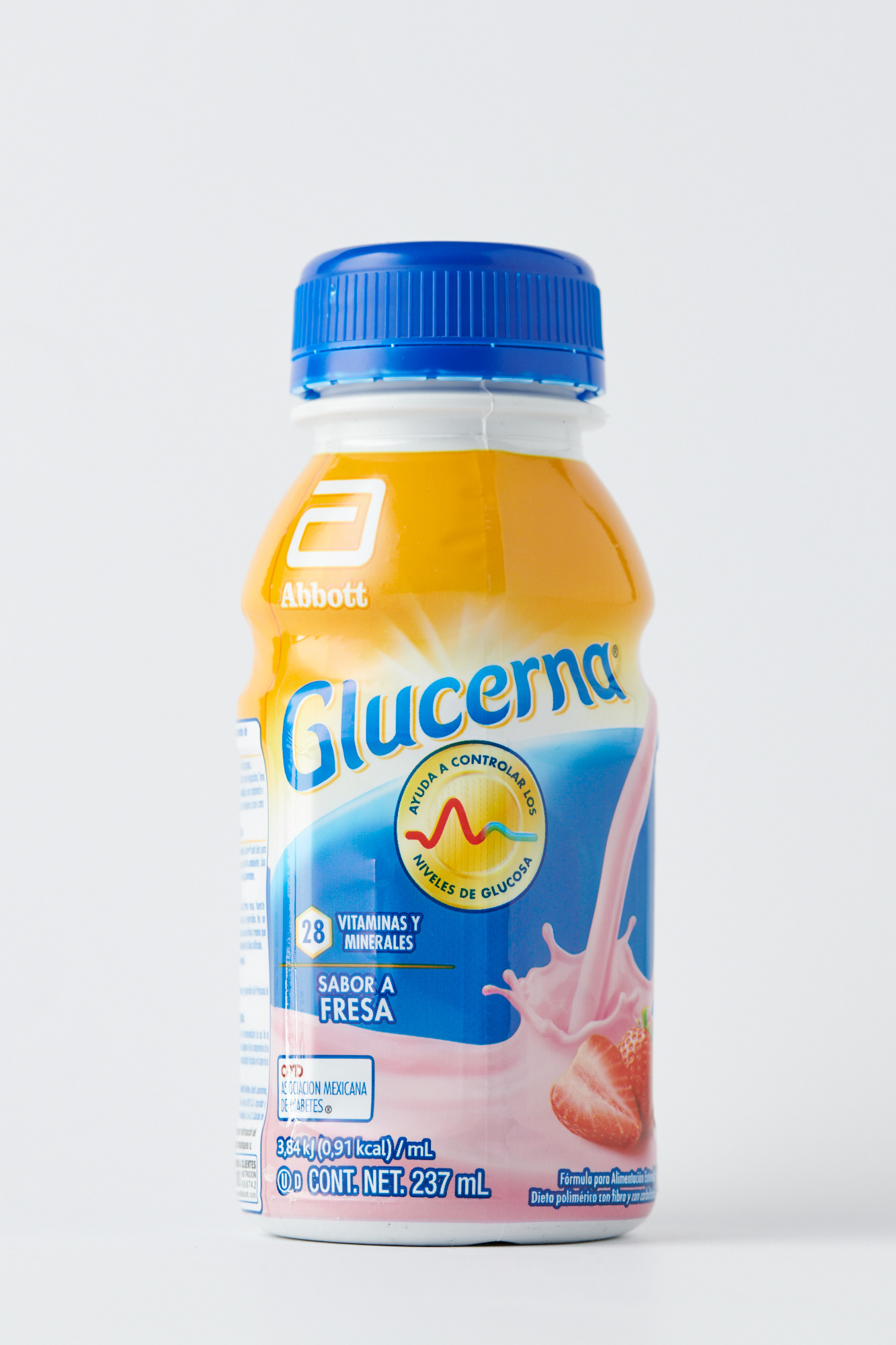 Botella de bebida nutricional sobre fondo blanco