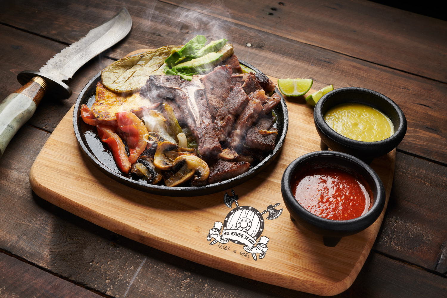 Carne asada con pimientos, cebolla, limón y salsas roja y verde