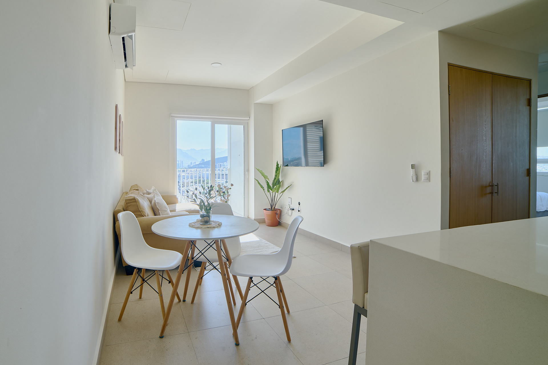 Comedor junto al ventanal con cocina y vista interior