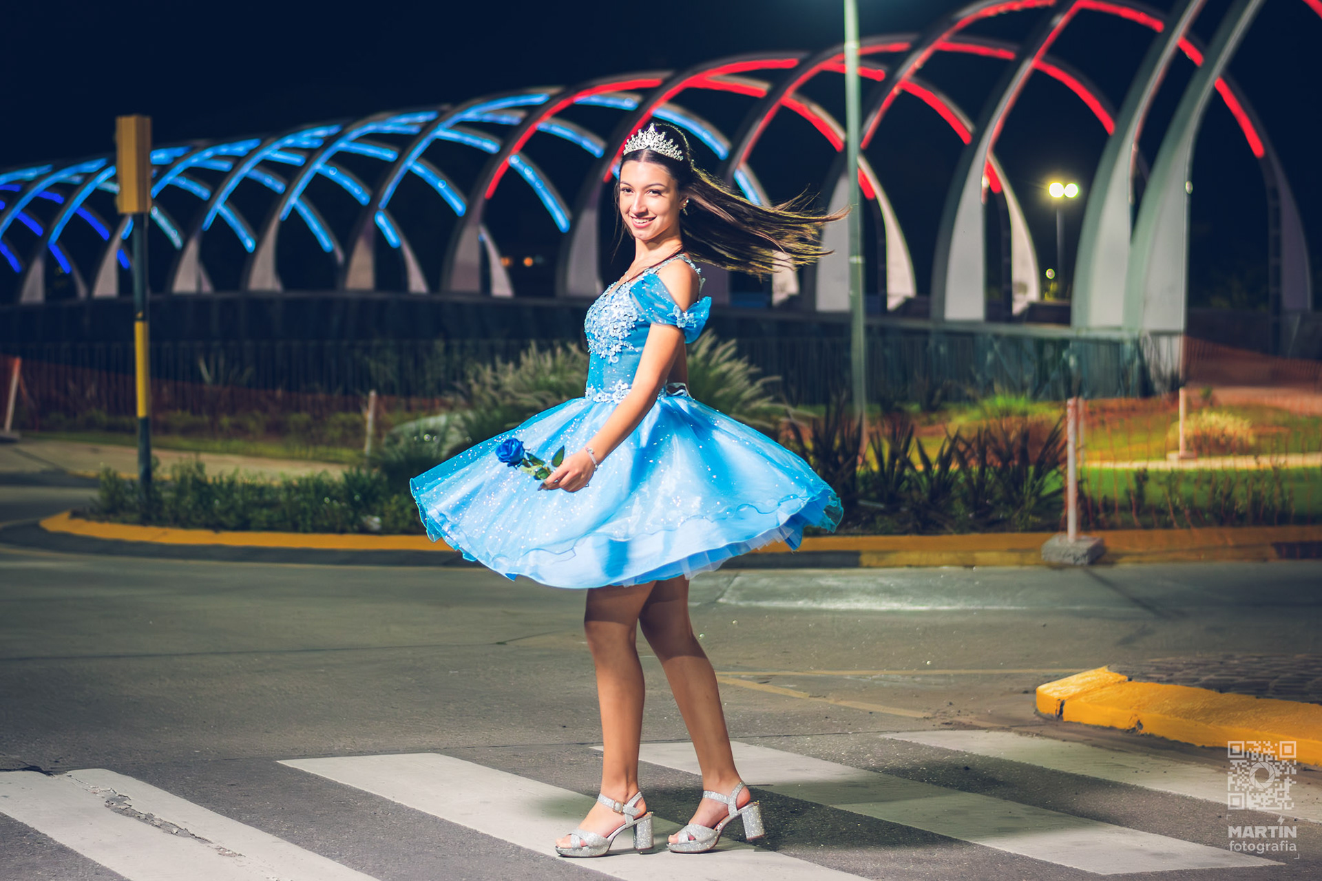 Un giro del vestido bajo las luces de la ciudad transmite movimiento y alegría.