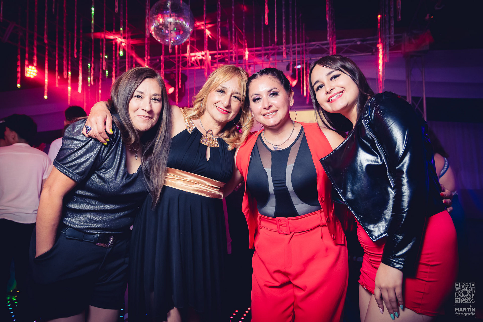 Disfrutando juntas de la noche
