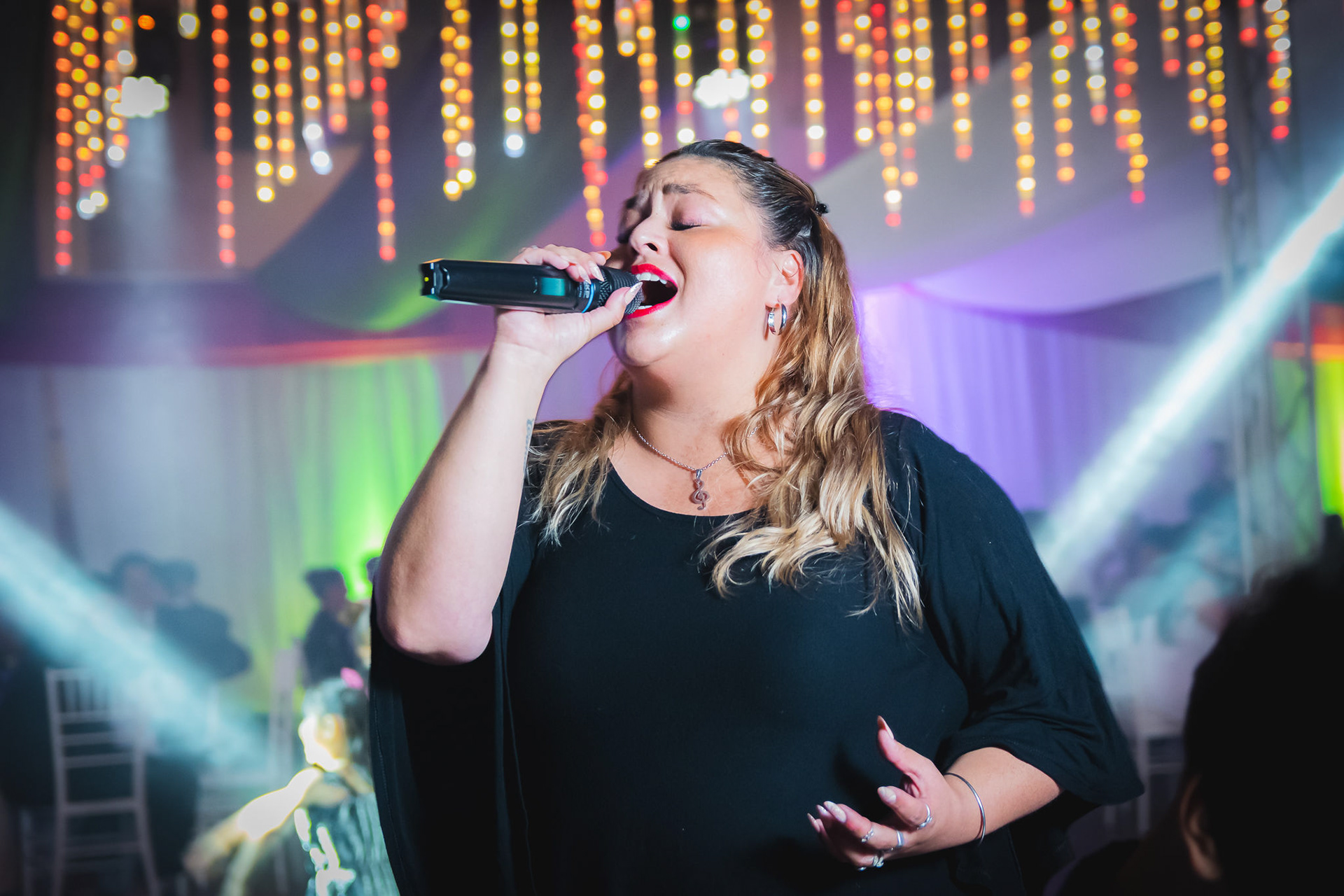 Devora Burgos animando la fiesta