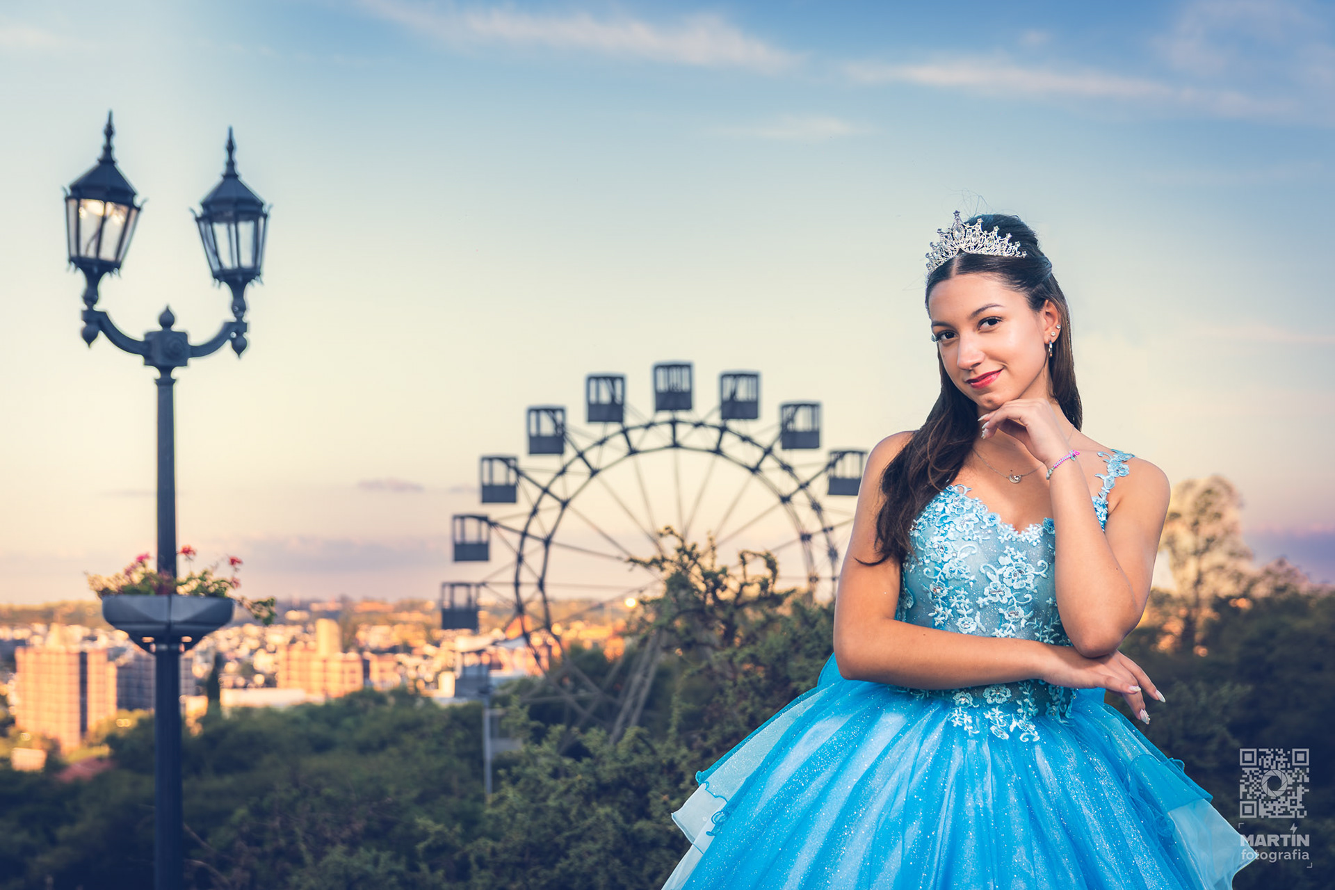 Con la Rueda Eiffel y la ciudad como escenario, este retrato destaca la elegancia del vestido y la magia del atardecer en Córdoba Capital.