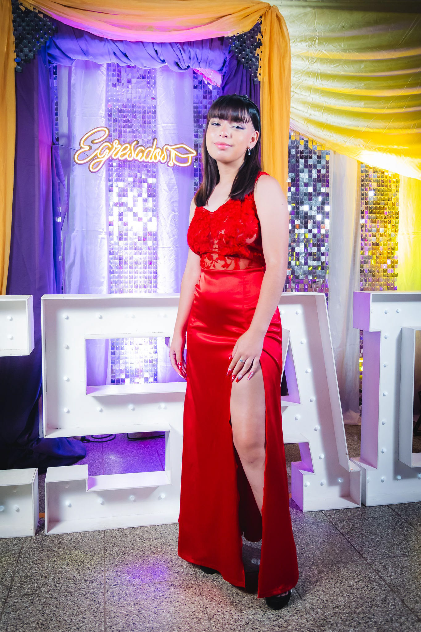 Retrato con vestido rojo