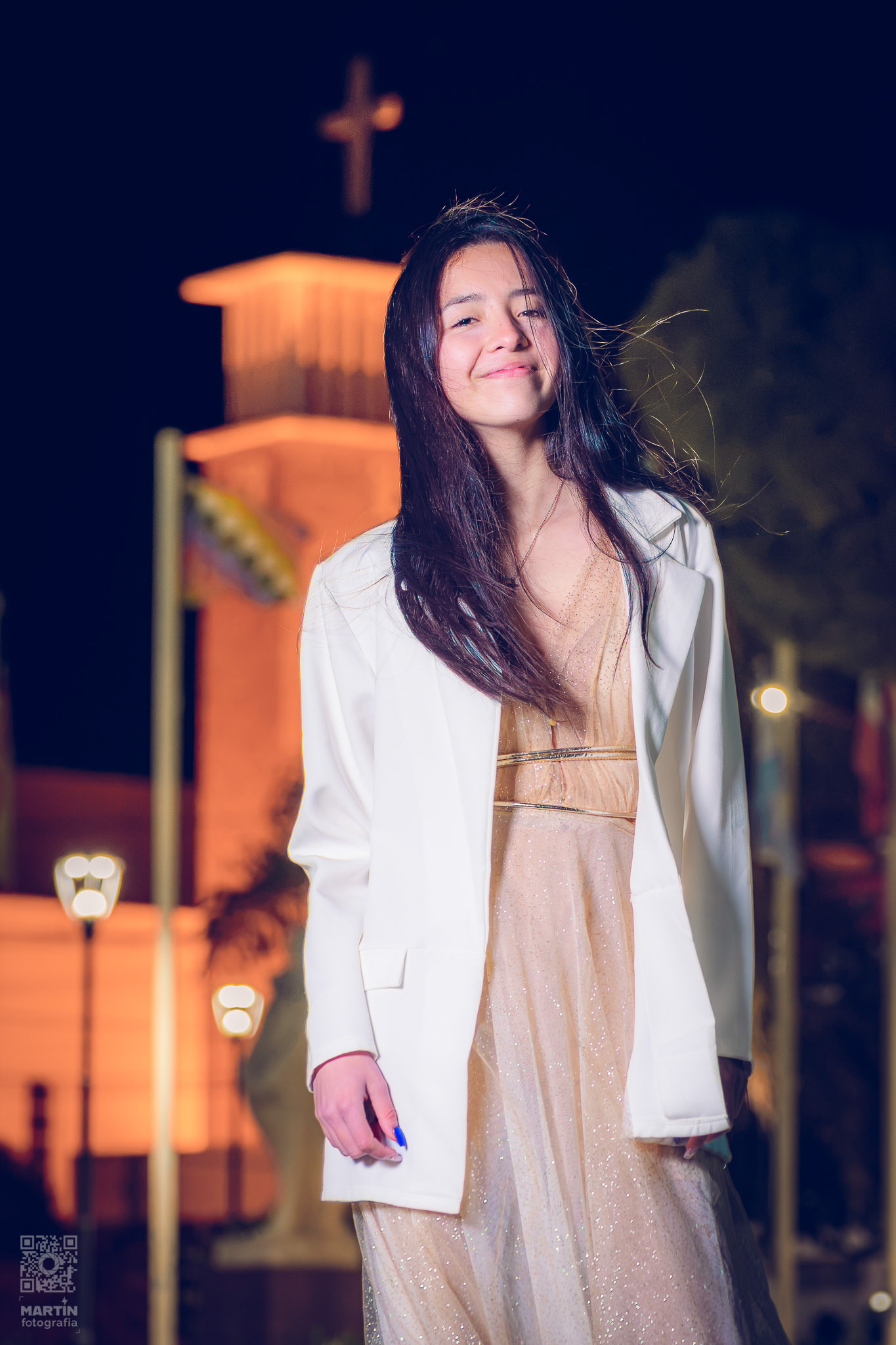 Las luces de la plaza aportaron un fondo con textura sin restarle protagonismo al vestido.
