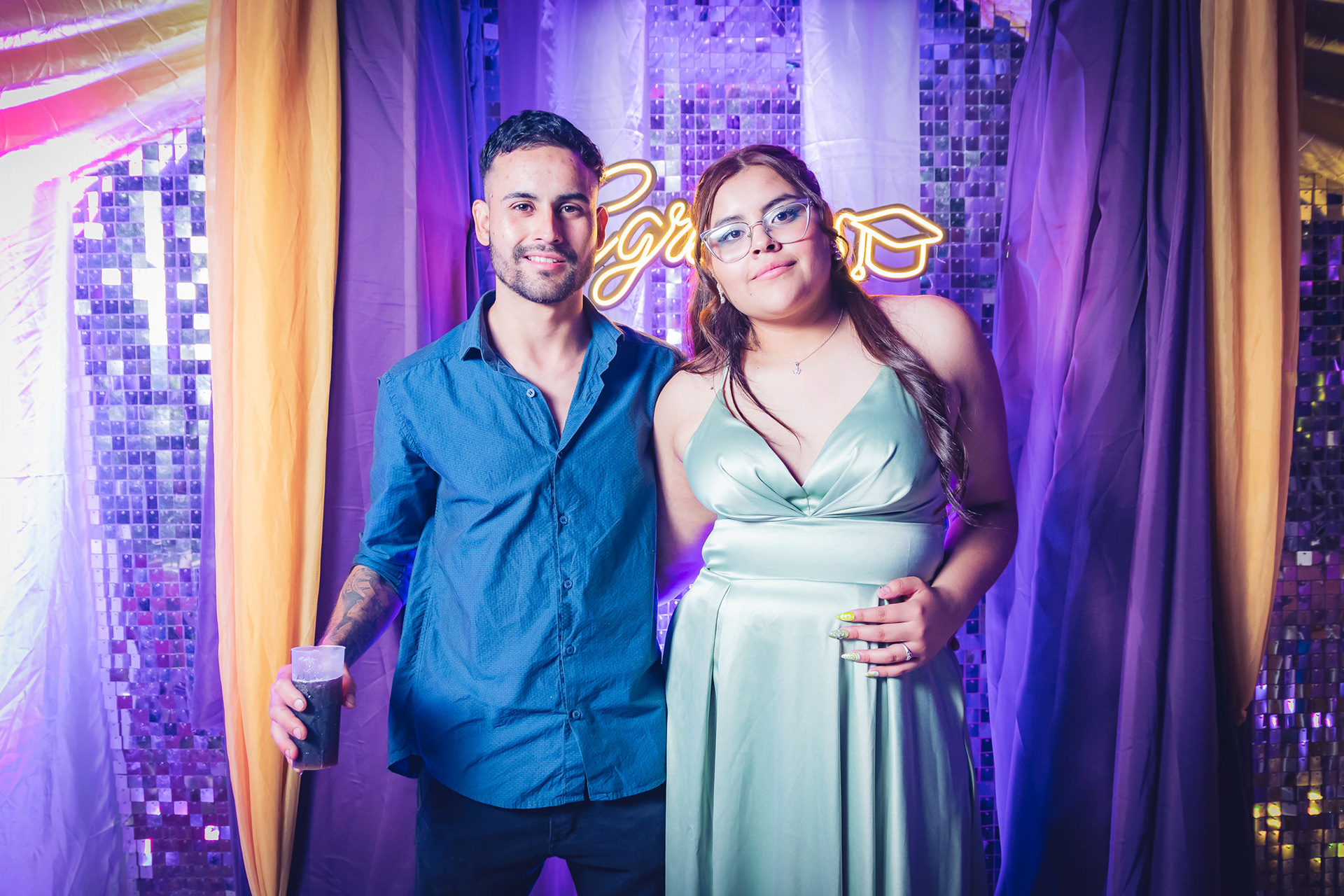 En pareja disfrutando de la fiesta