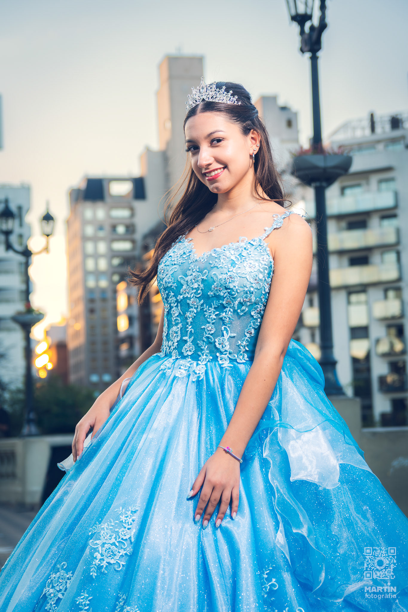 Un vestido de ensueño y el paisaje urbano de Córdoba como telón de fondo.
