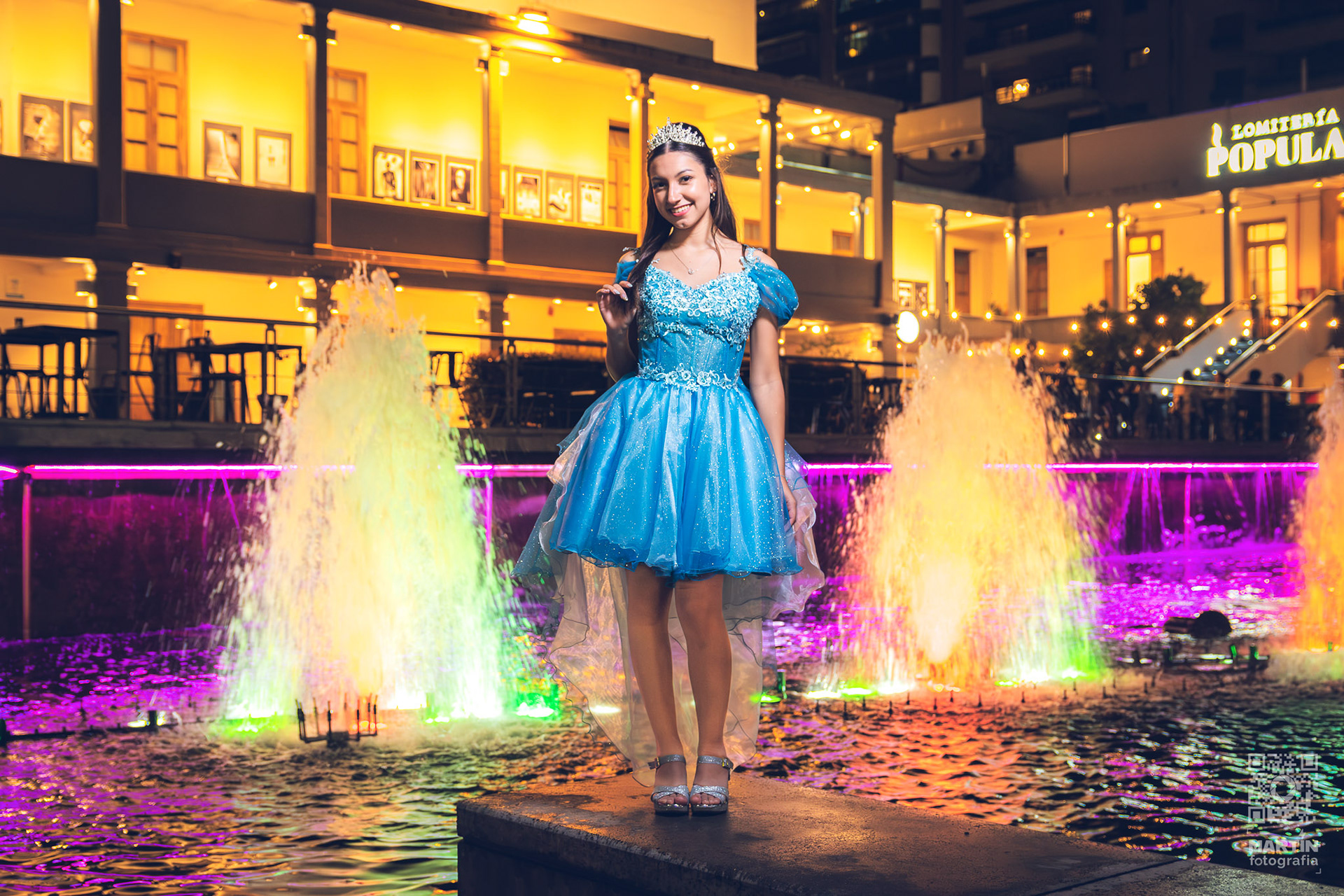 En el Paseo del Buen Pastor, los reflejos de las fuentes iluminadas llenan de color la noche cordobesa.