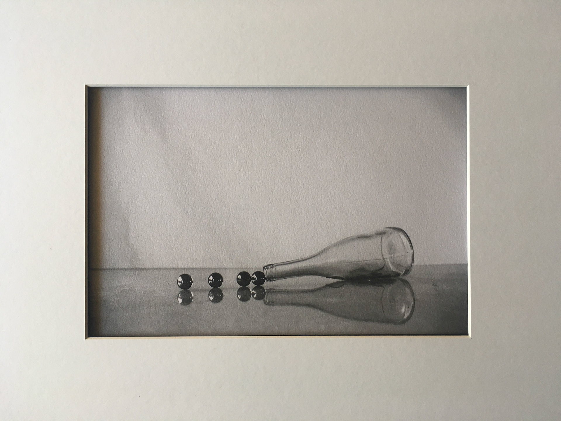 Botella tumbada con cuatro