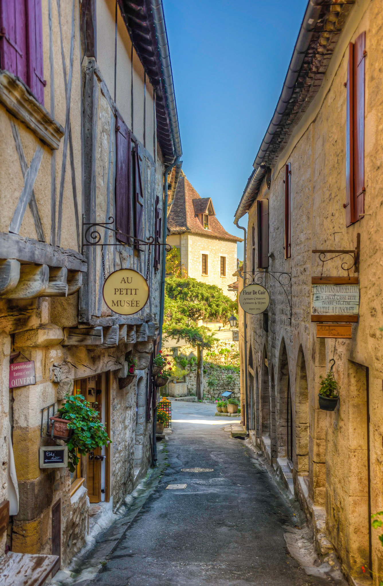 St Poppie red shutters