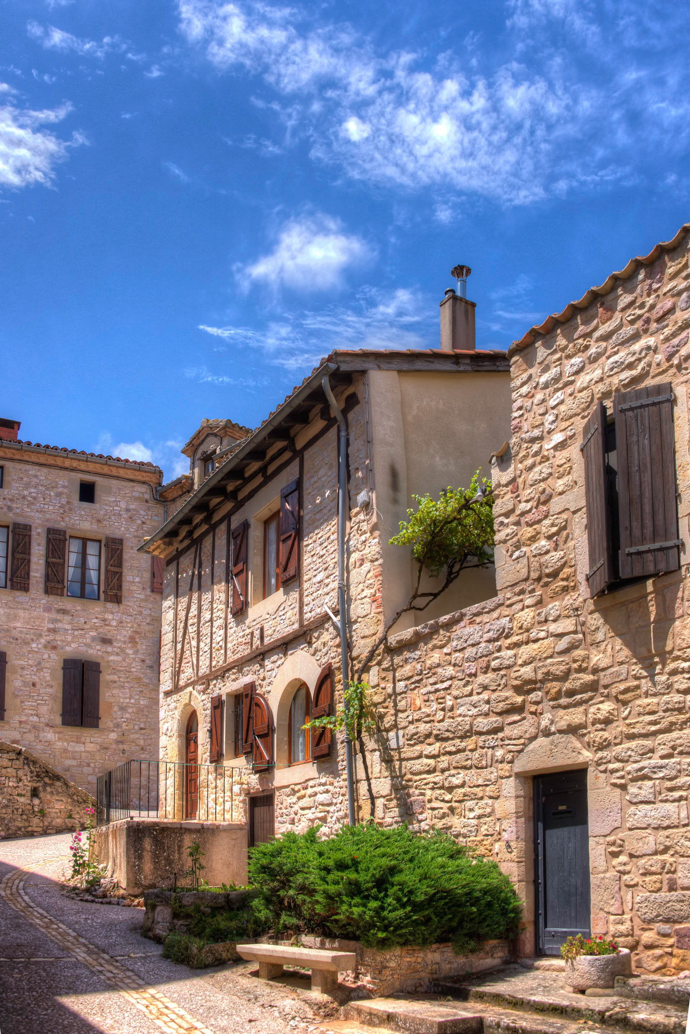 brown shutters puycelsi
