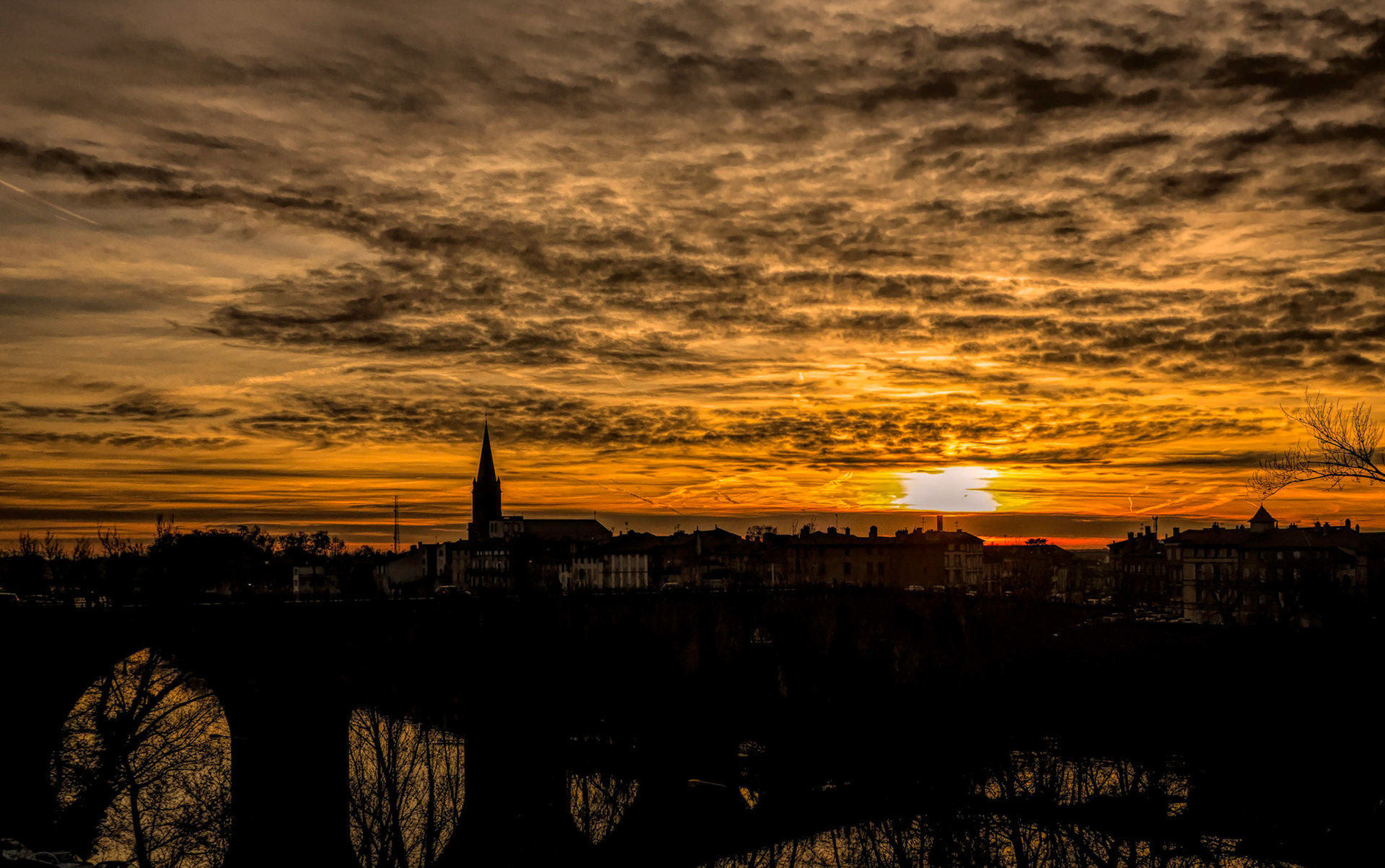 the sun sets over Villebourbon