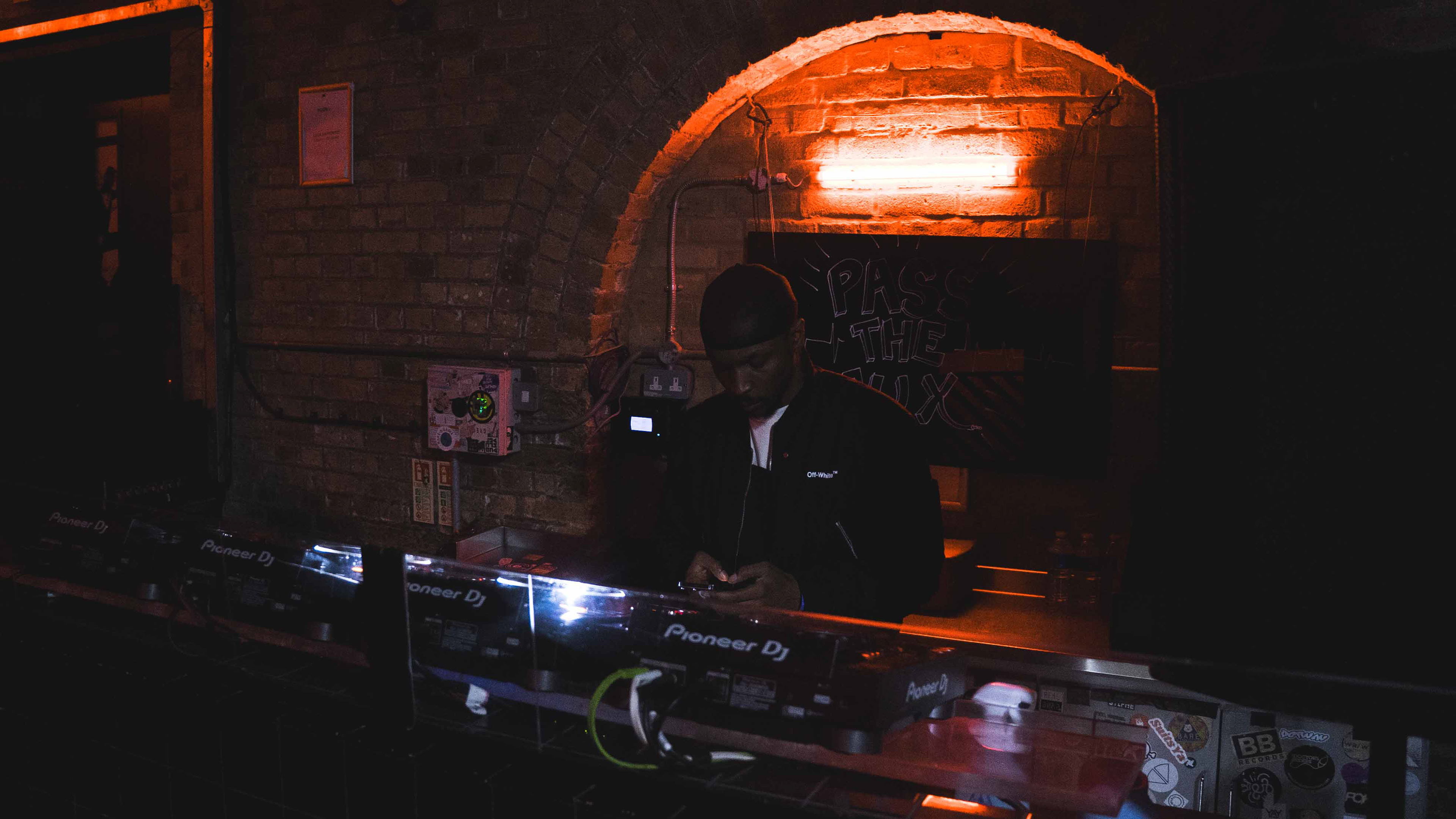Jme - Pass The Aux Room