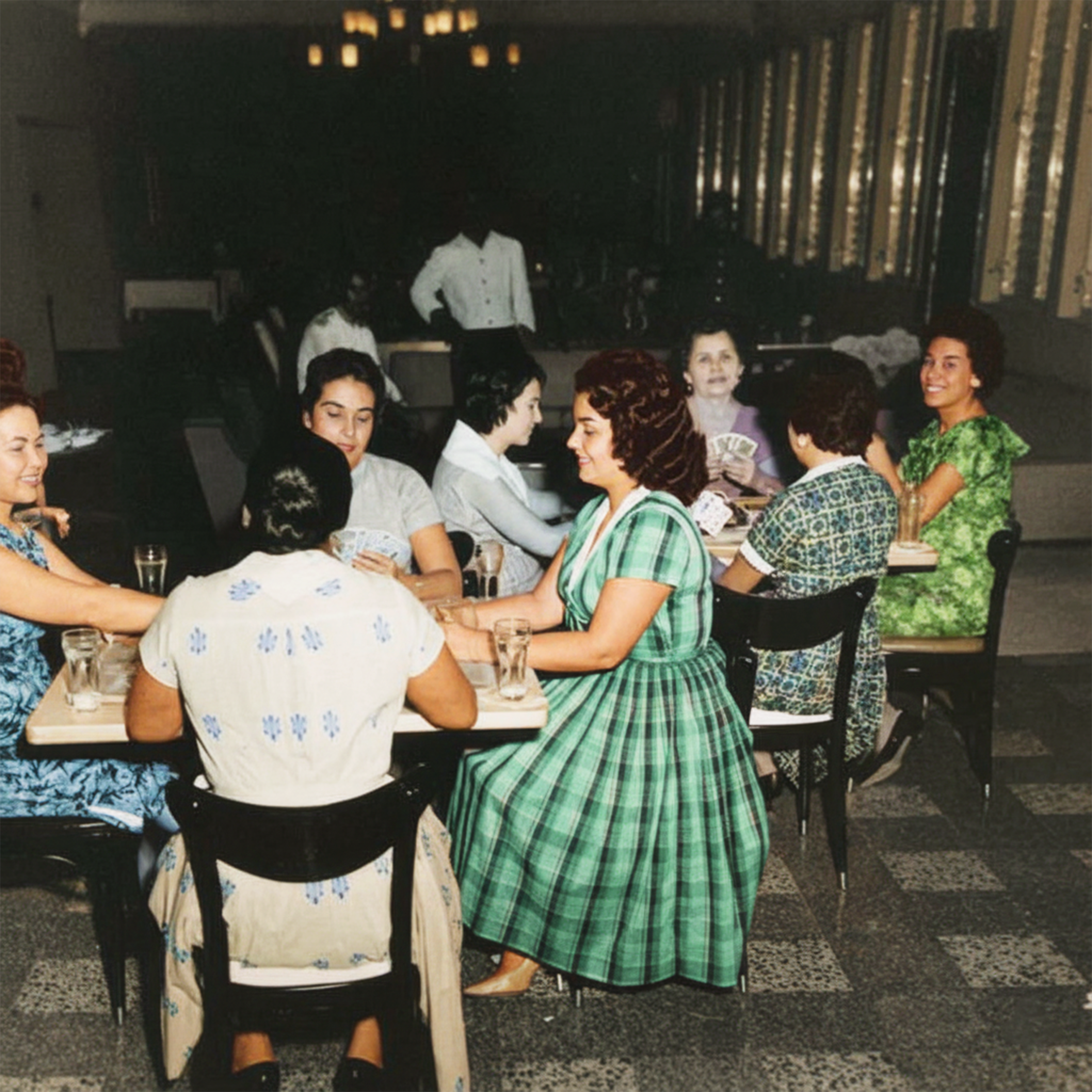 Jugando Cartas, Hotel Guarovuca, Marina, Irma y Mercedes Delgado