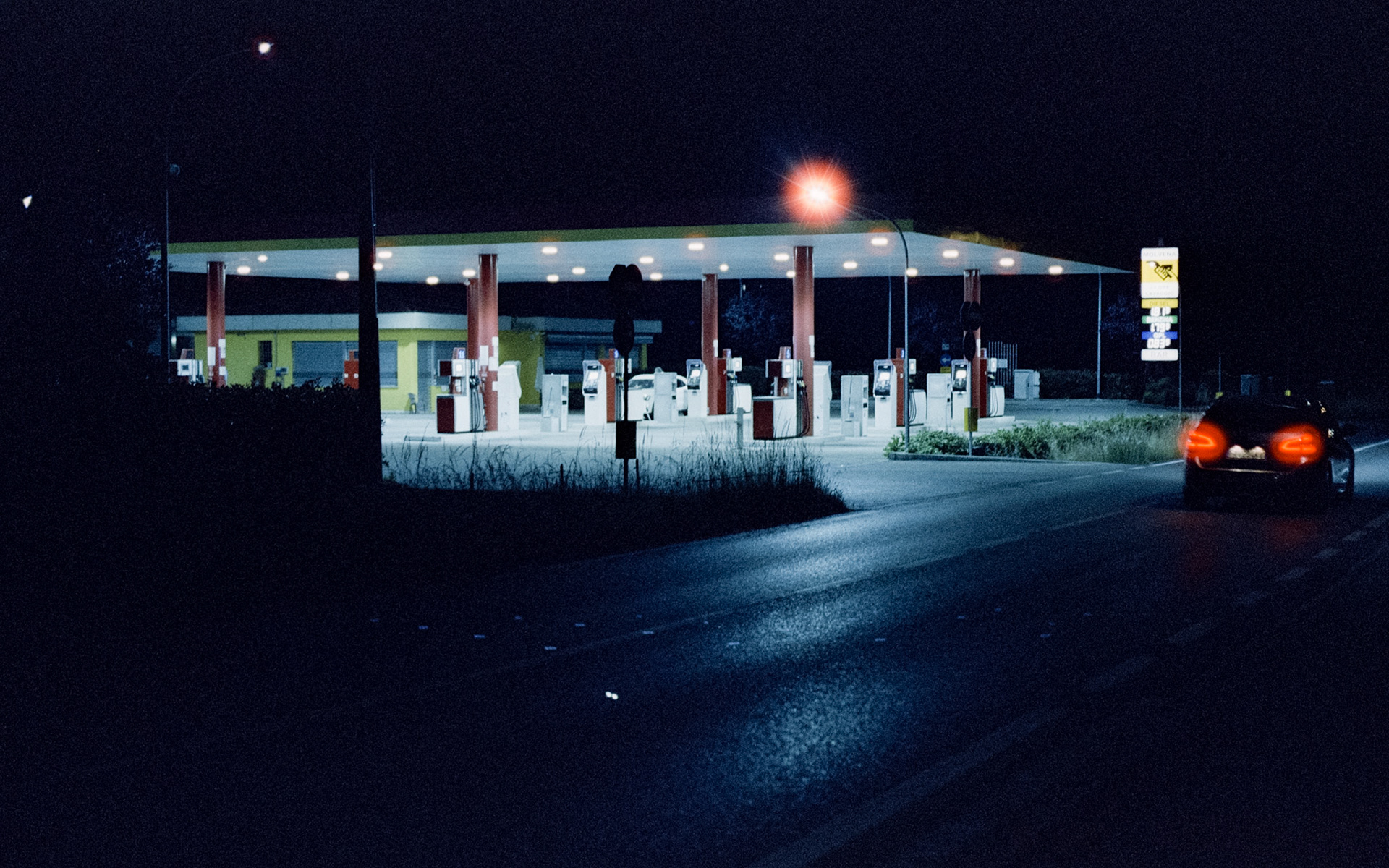 Canon EOS 1v  | Cinestill 800T 800 @ 3200 ISOScanned with Nikon LS-5000Push +2Lab developed