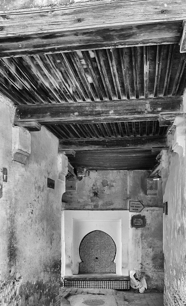 Fas al Bali Porche avec fontaine et mendiant