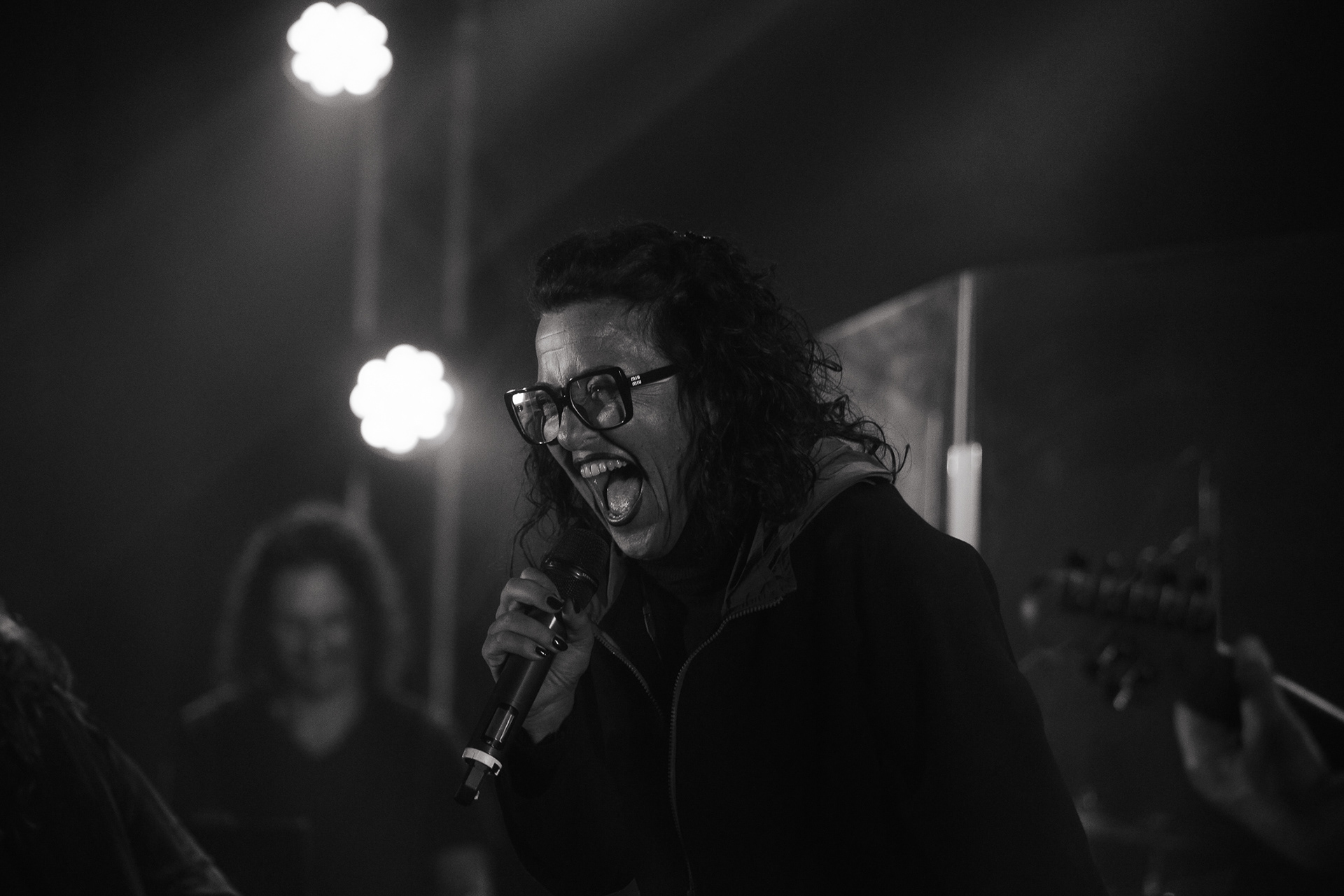 Retrato profesional de mujer en estilo cinematográfico por Foto Nueve