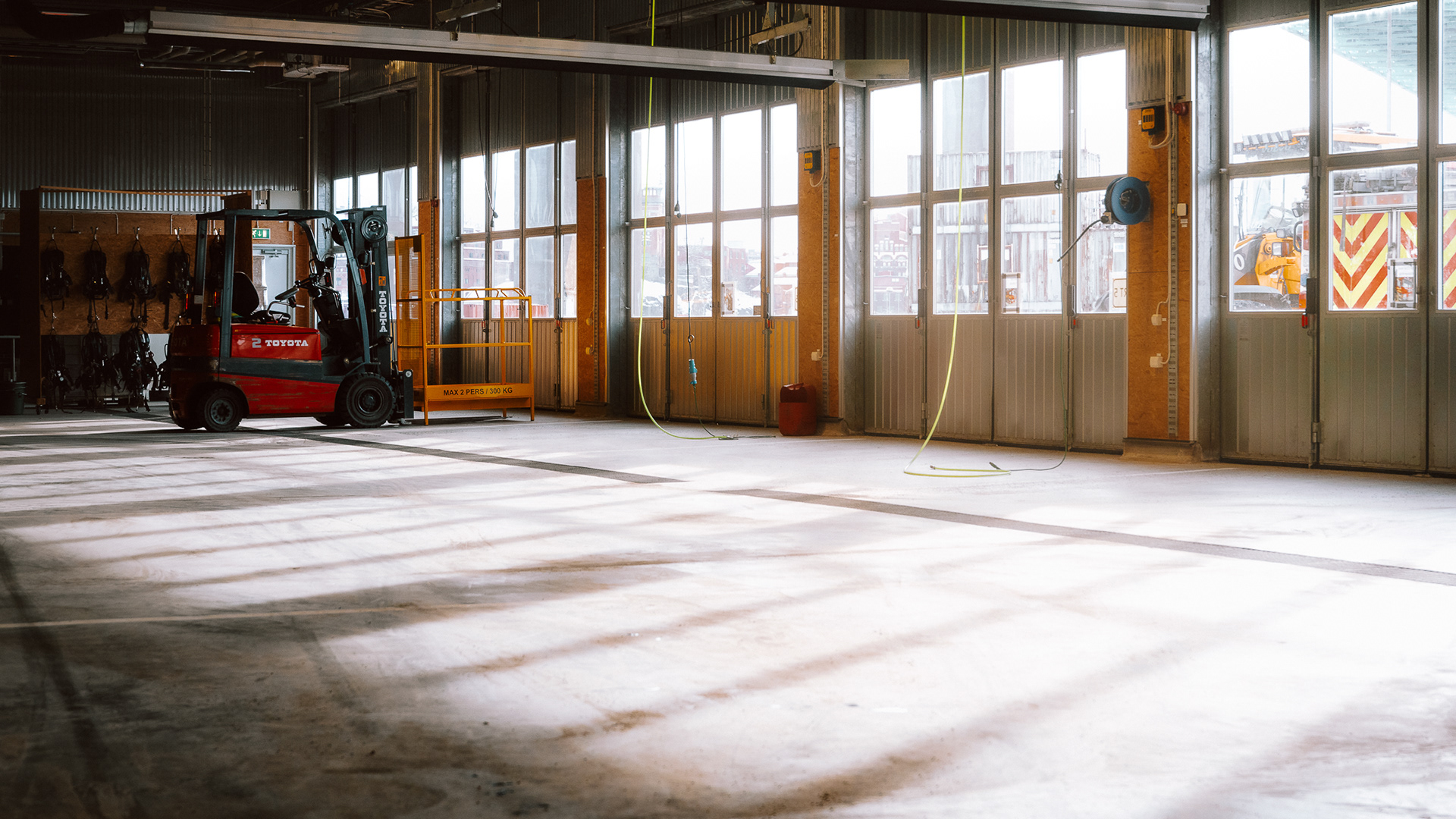 Retrato profesional de un garage de bomberos en estilo cinematográfico por Foto Nueve