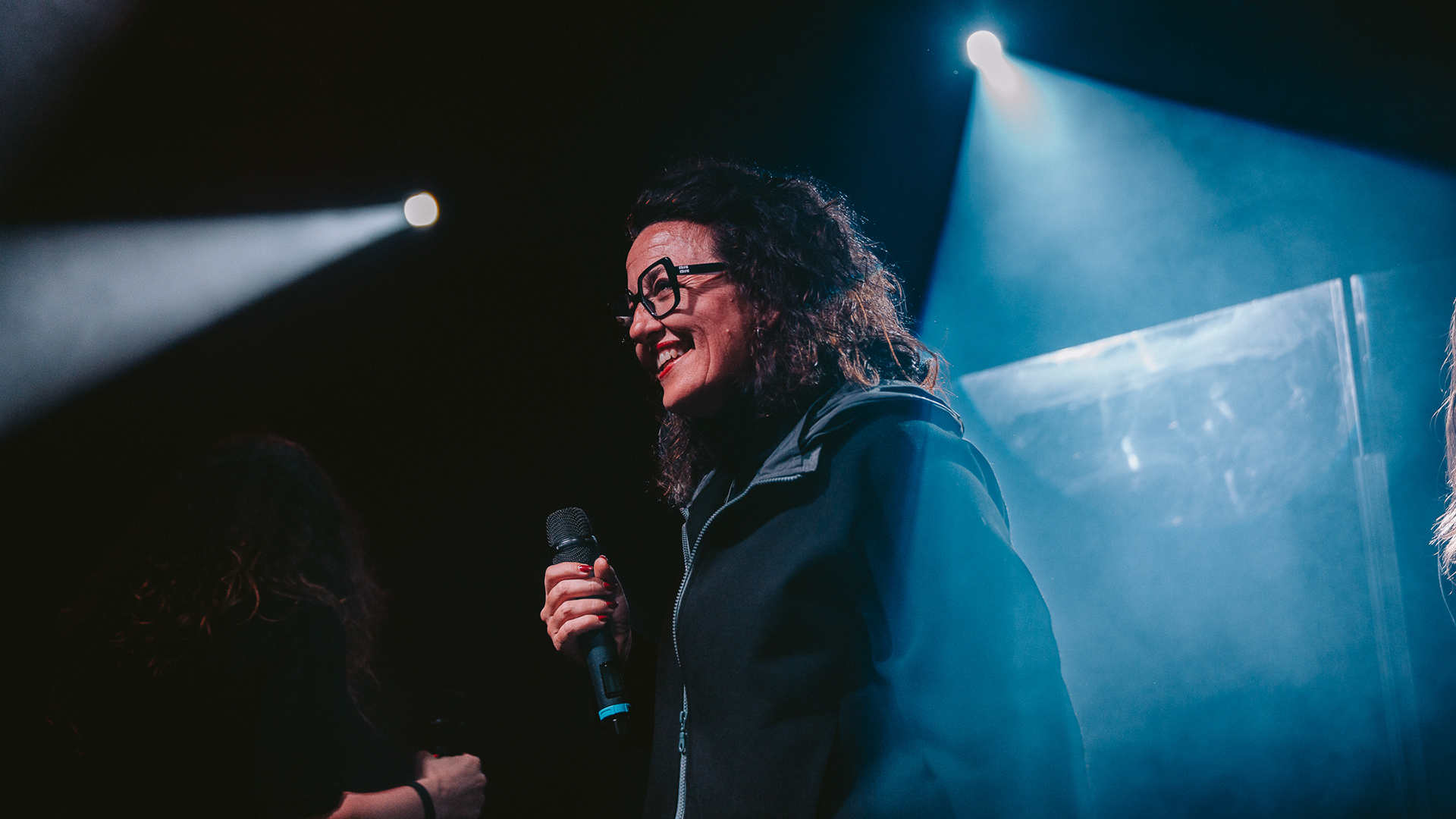 Retrato profesional de mujer en estilo cinematográfico por Foto Nueve