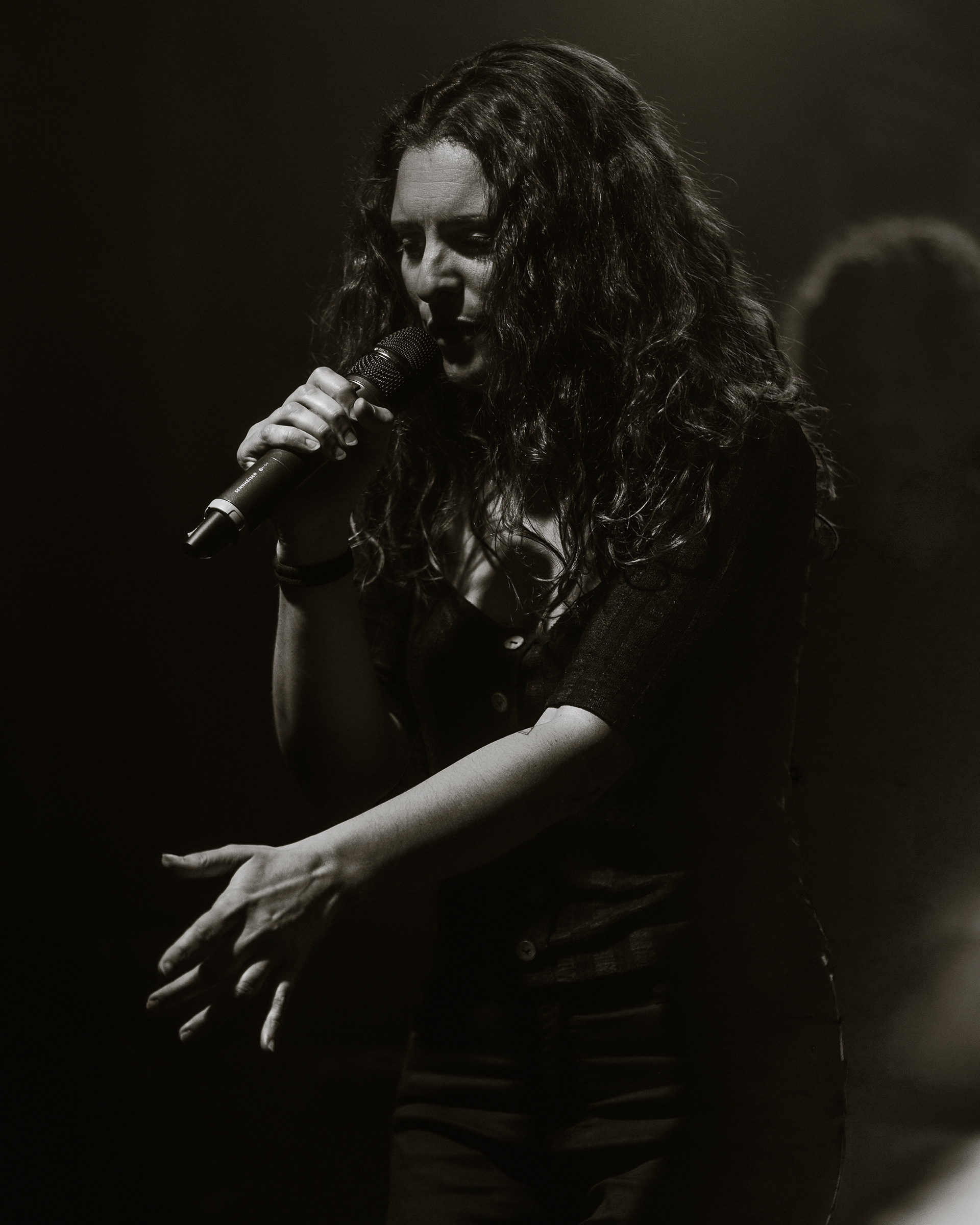 Retrato profesional de mujer en estilo cinematográfico por Foto Nueve