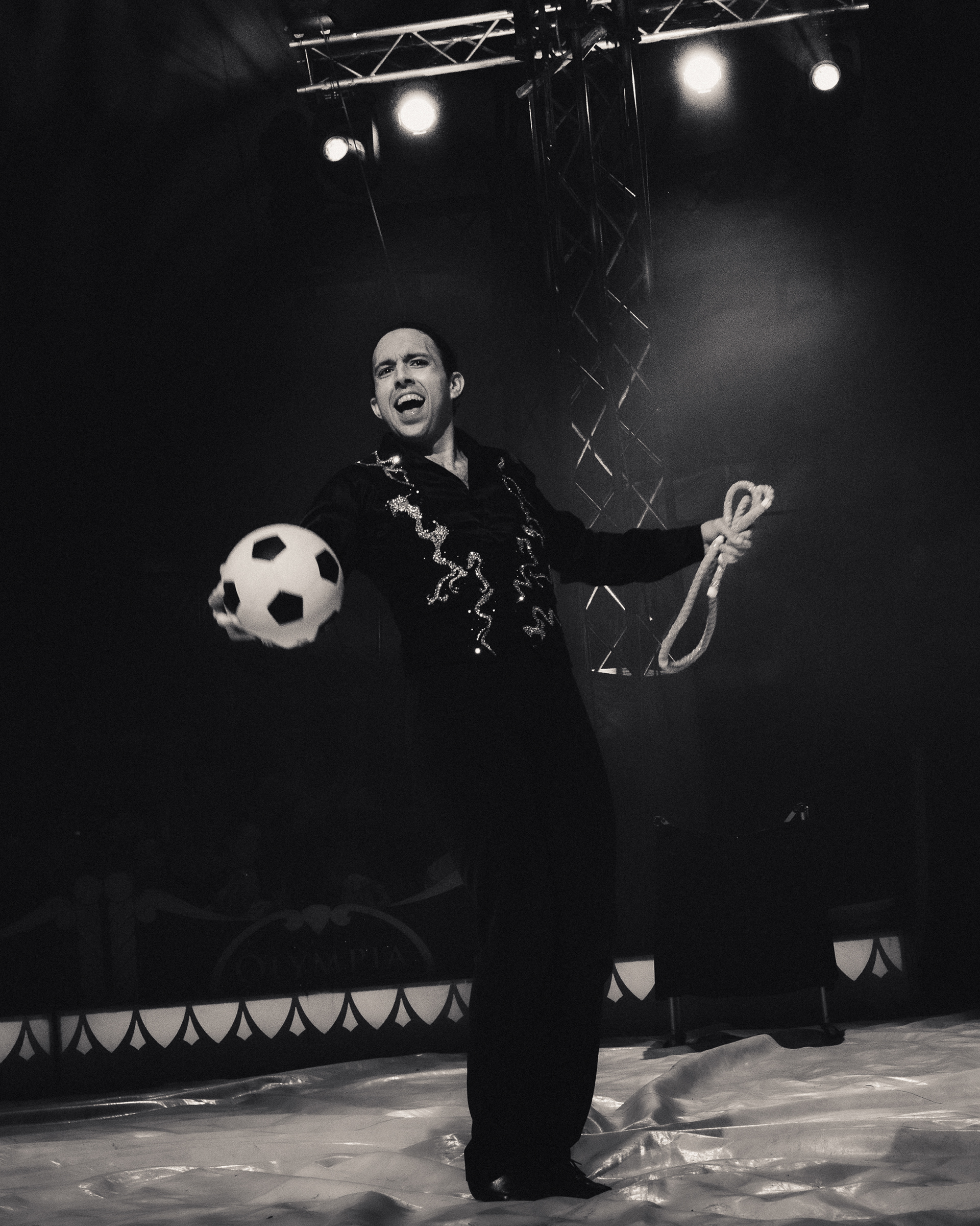 Retrato profesional de un malabarista en estilo cinematográfico por Foto Nueve