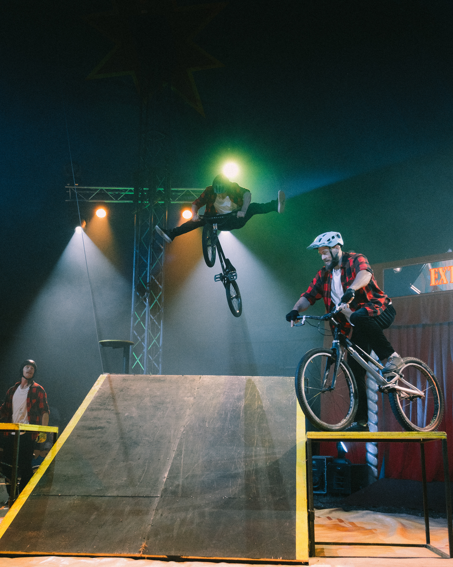 Retrato profesional de un chico en bicicleta en estilo cinematográfico por Foto Nueve