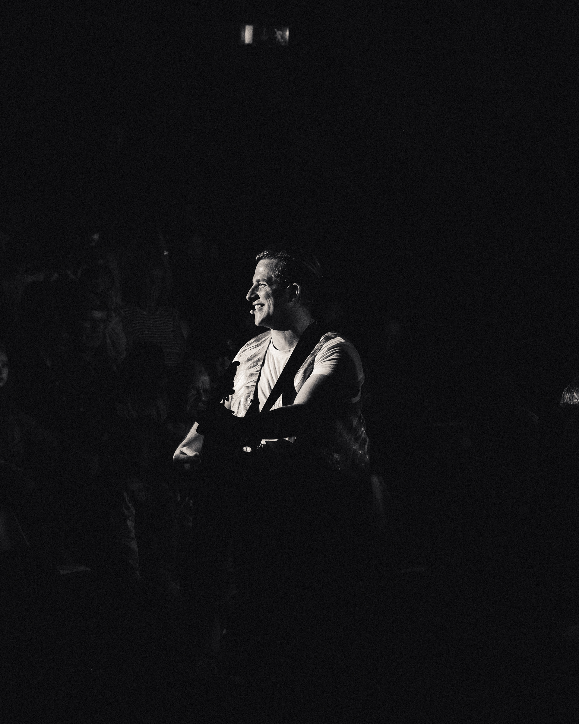 Retrato profesional de un chico con guitarra en estilo cinematográfico por Foto Nueve